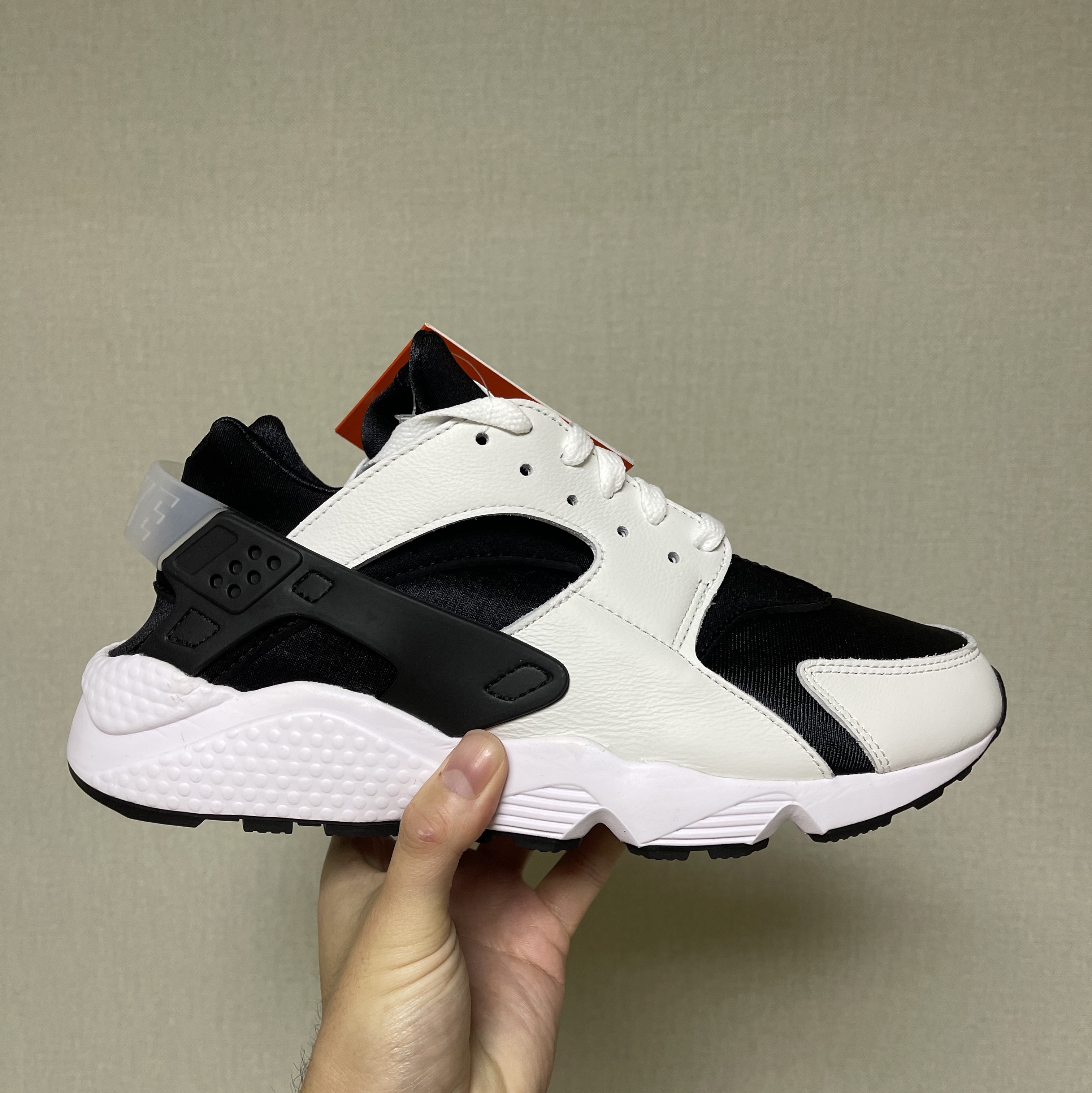Nike Air Huarache Black and White 착용 스타일 - 3
