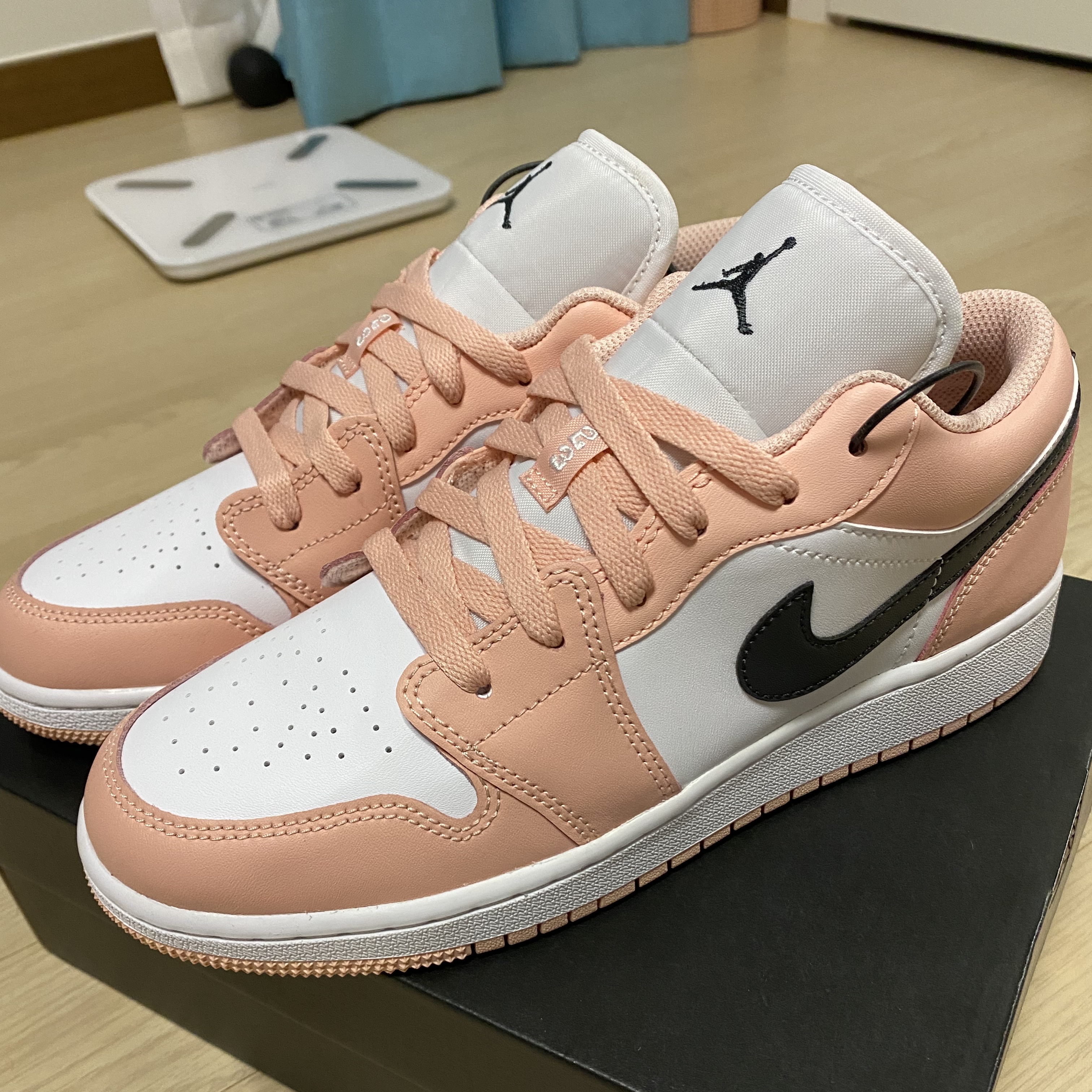 (GS) Jordan 1 Low Light Arctic Pink 착용 스타일 - 3