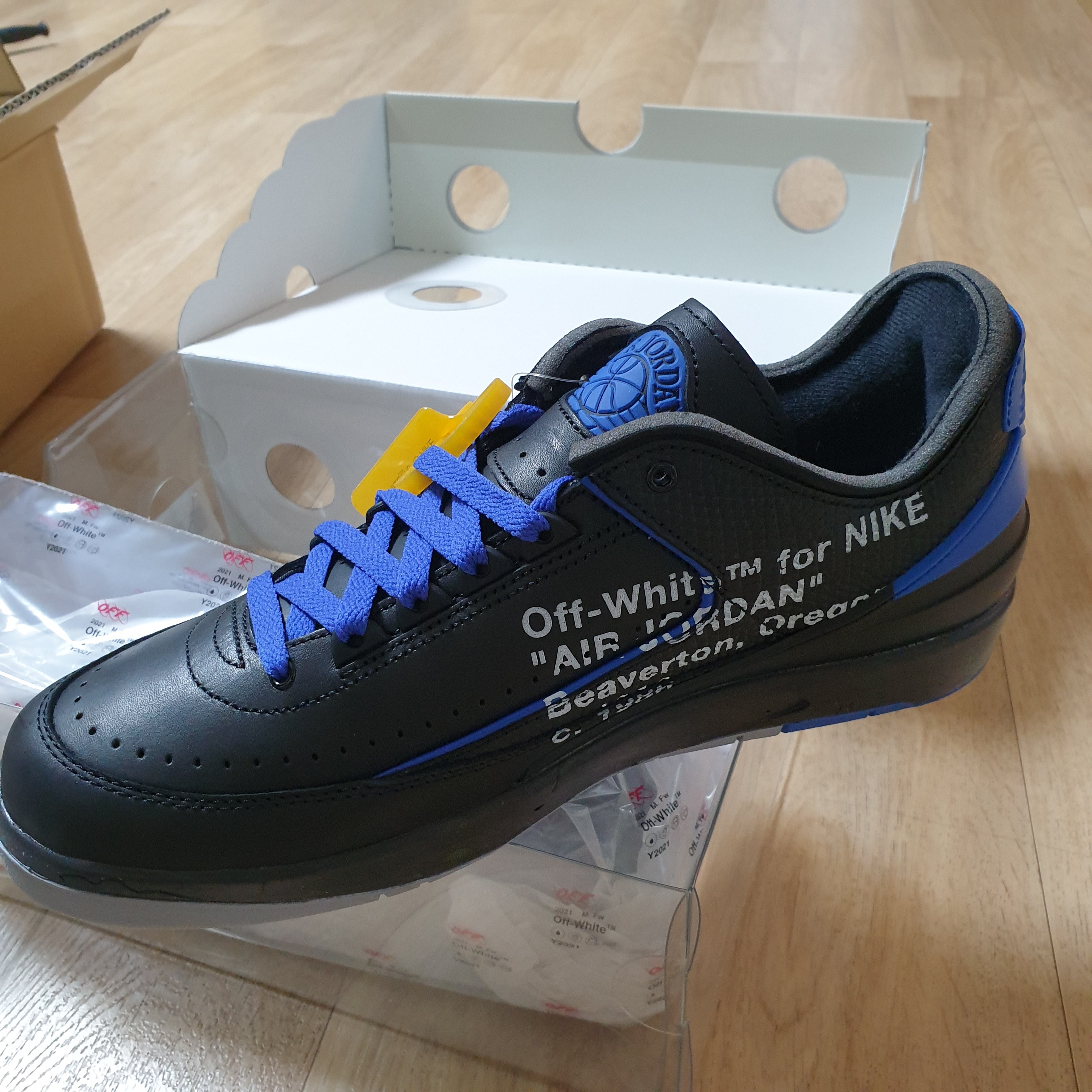 Jordan 2 x Off-White Retro Low SP Black and Varsity Royal 착용 스타일 - 2