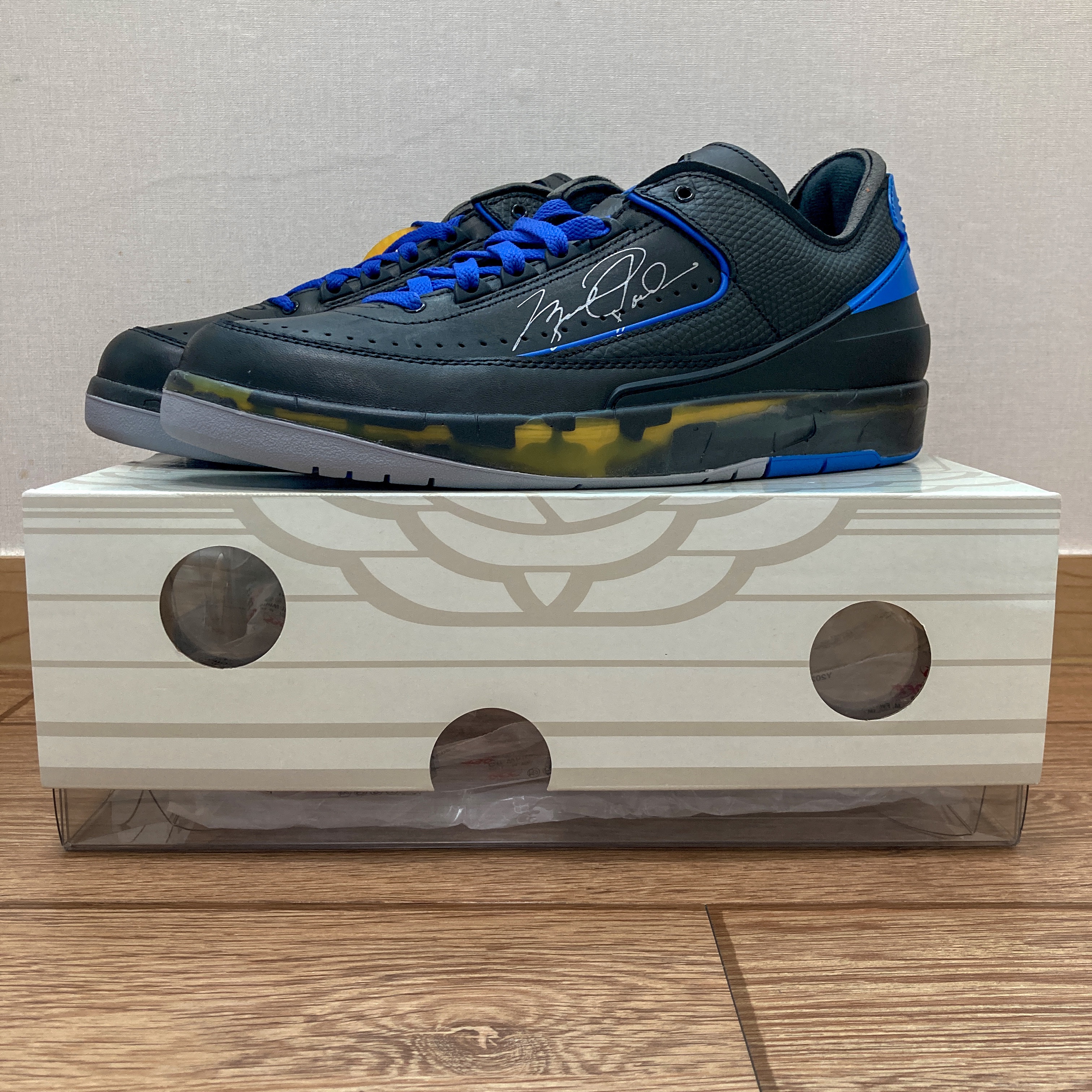 Jordan 2 x Off-White Retro Low SP Black and Varsity Royal 착용 스타일 - 2