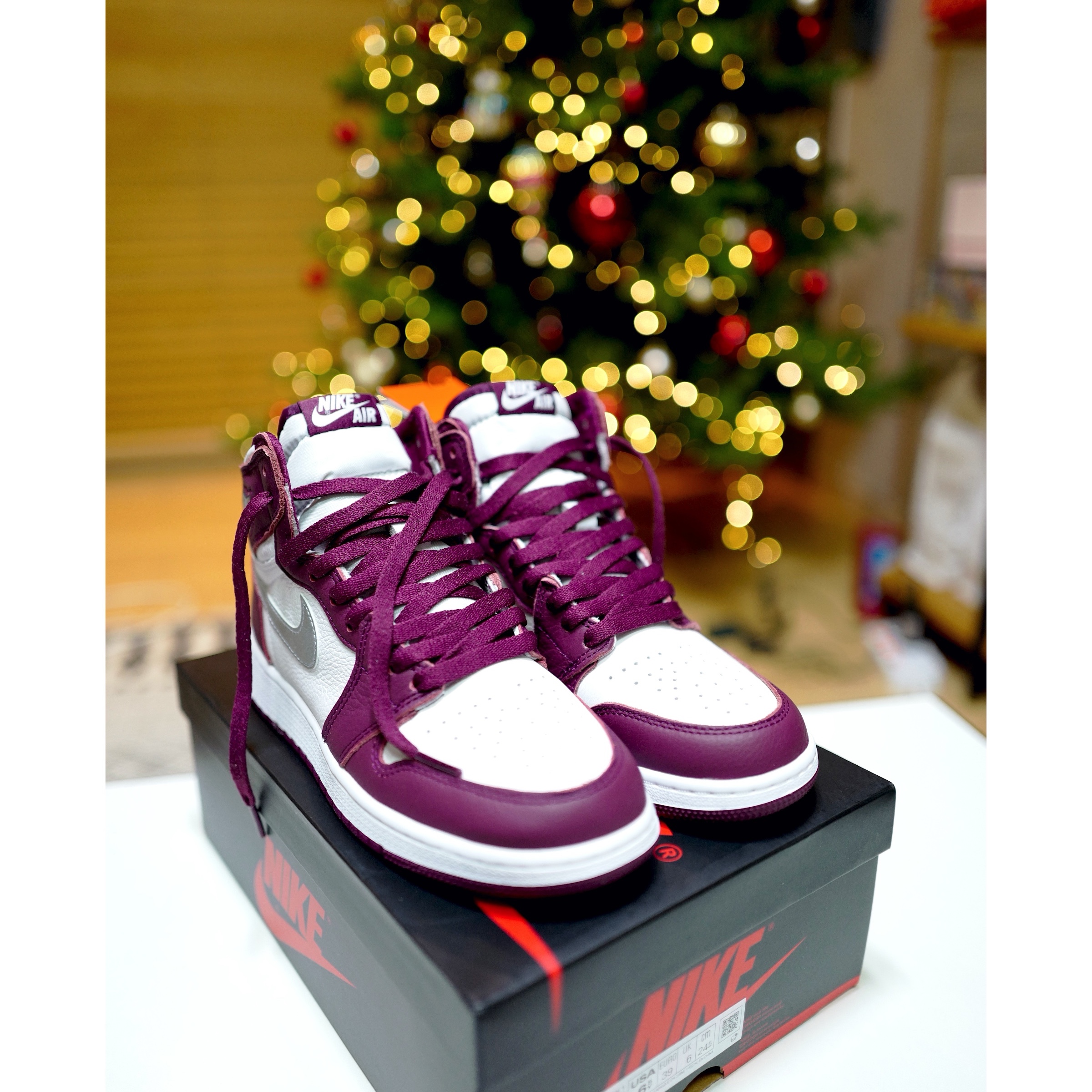 (GS) Jordan 1 Retro High OG Bordeaux 착용 스타일 - 1