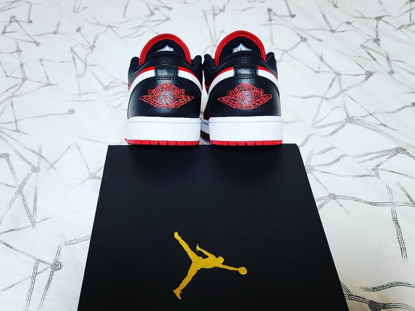 Jordan 1 Low White Red Black 착용 스타일 - 5