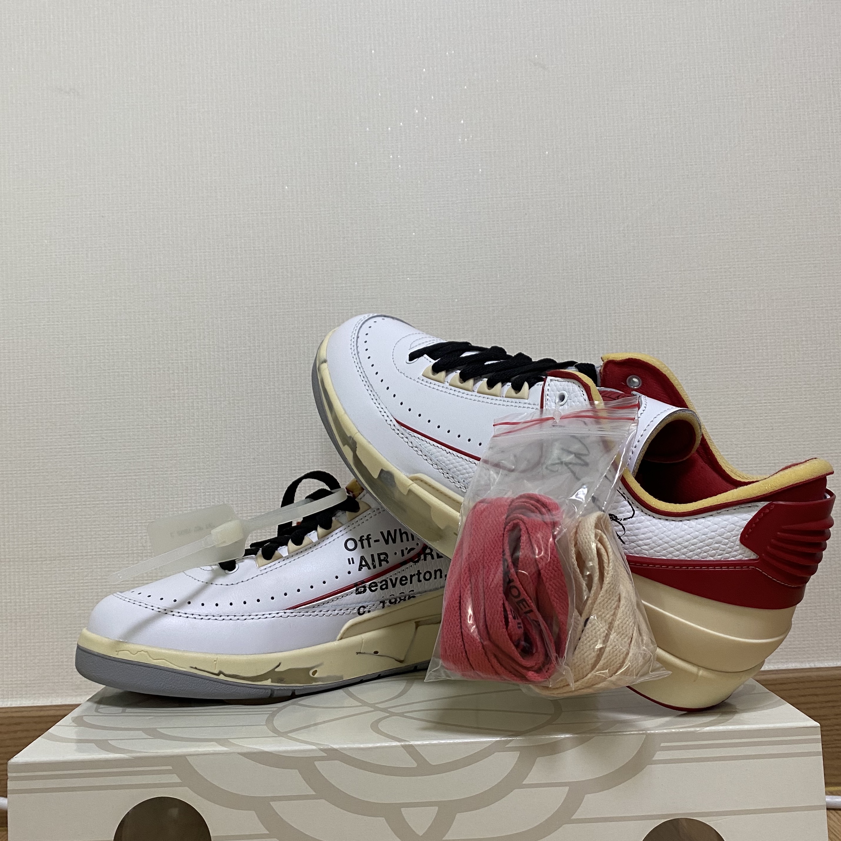 Jordan 2 x Off-White Retro Low SP White and Varsity Red 착용 스타일