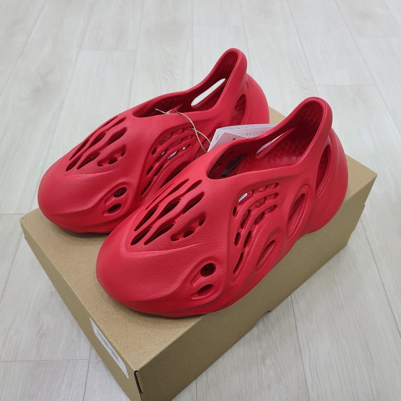 Adidas Yeezy Foam RNNR Vermilion, Adidas Yeezy Foam RNNR Ochre 착용 스타일 - 2