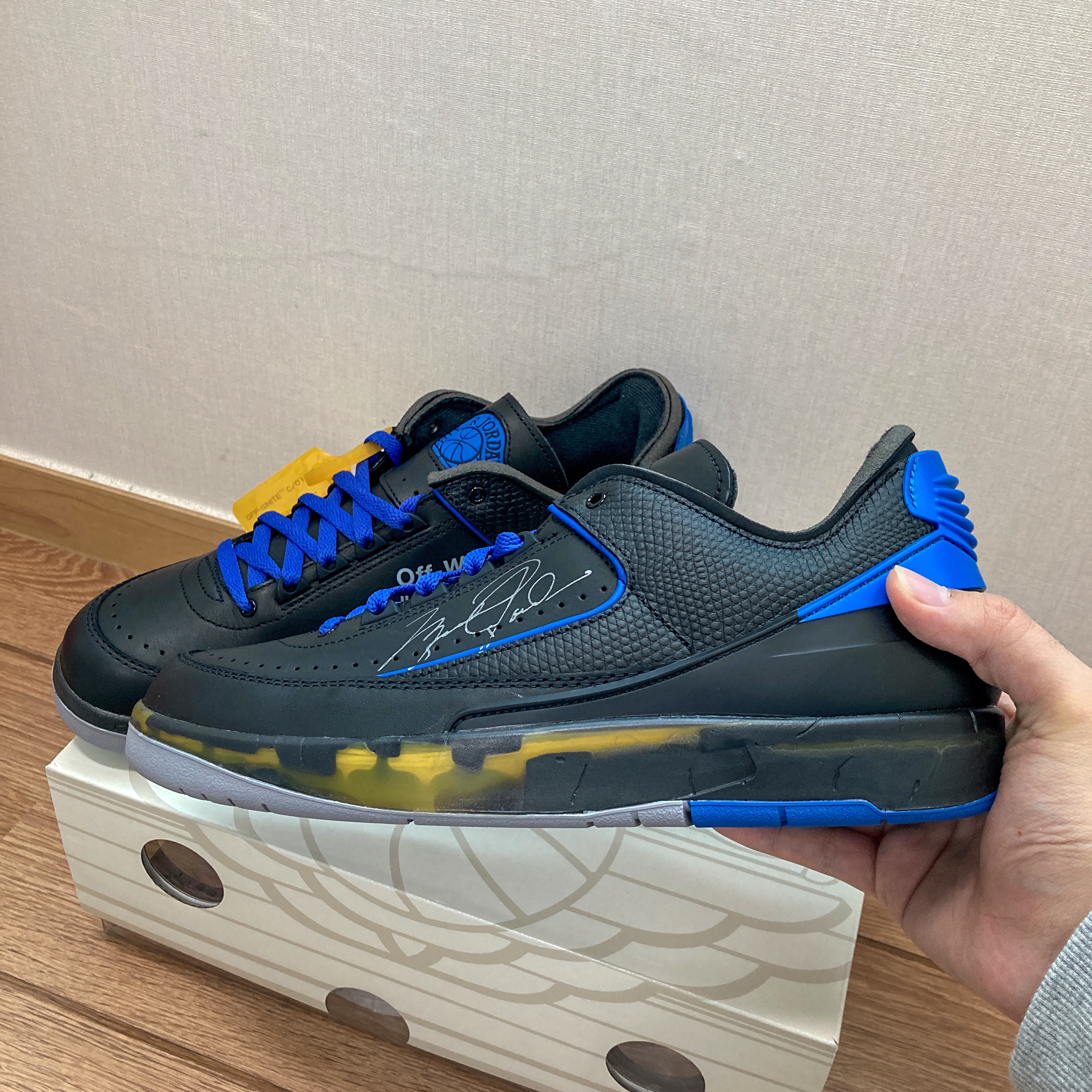 Jordan 2 x Off-White Retro Low SP Black and Varsity Royal 착용 스타일 - 4