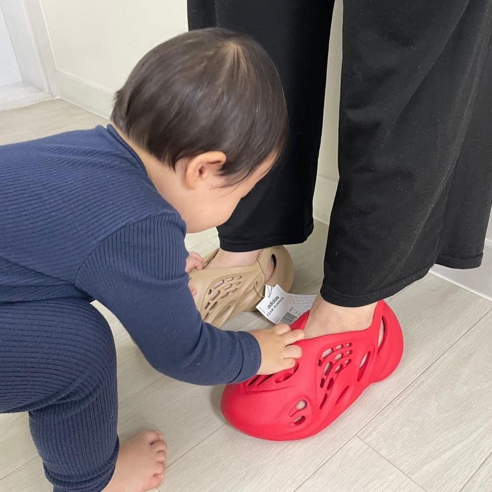 Adidas Yeezy Foam RNNR Vermilion, Adidas Yeezy Foam RNNR Ochre 착용 스타일 - 3