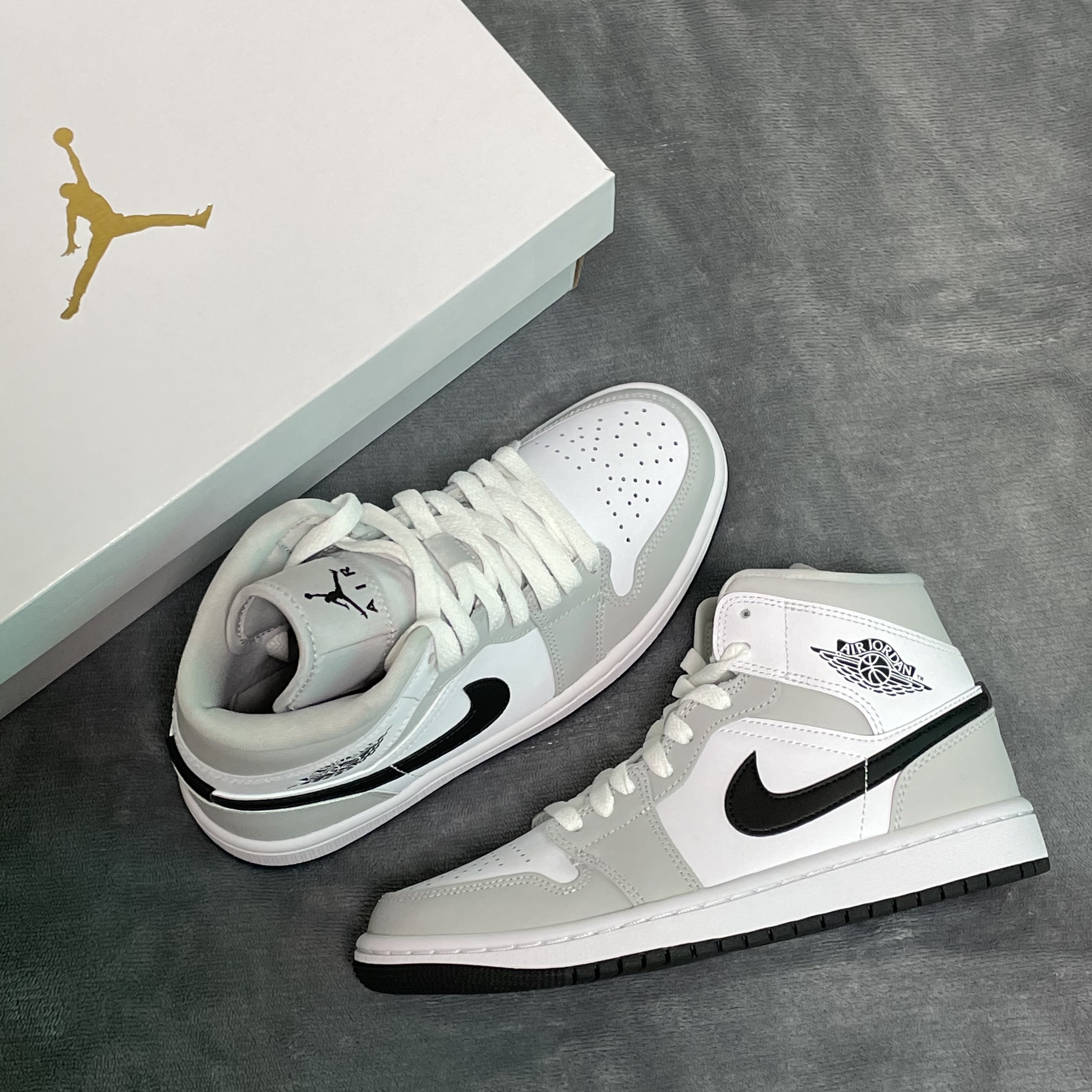 (W) Jordan 1 Mid Grey Fog 착용 스타일 - 1