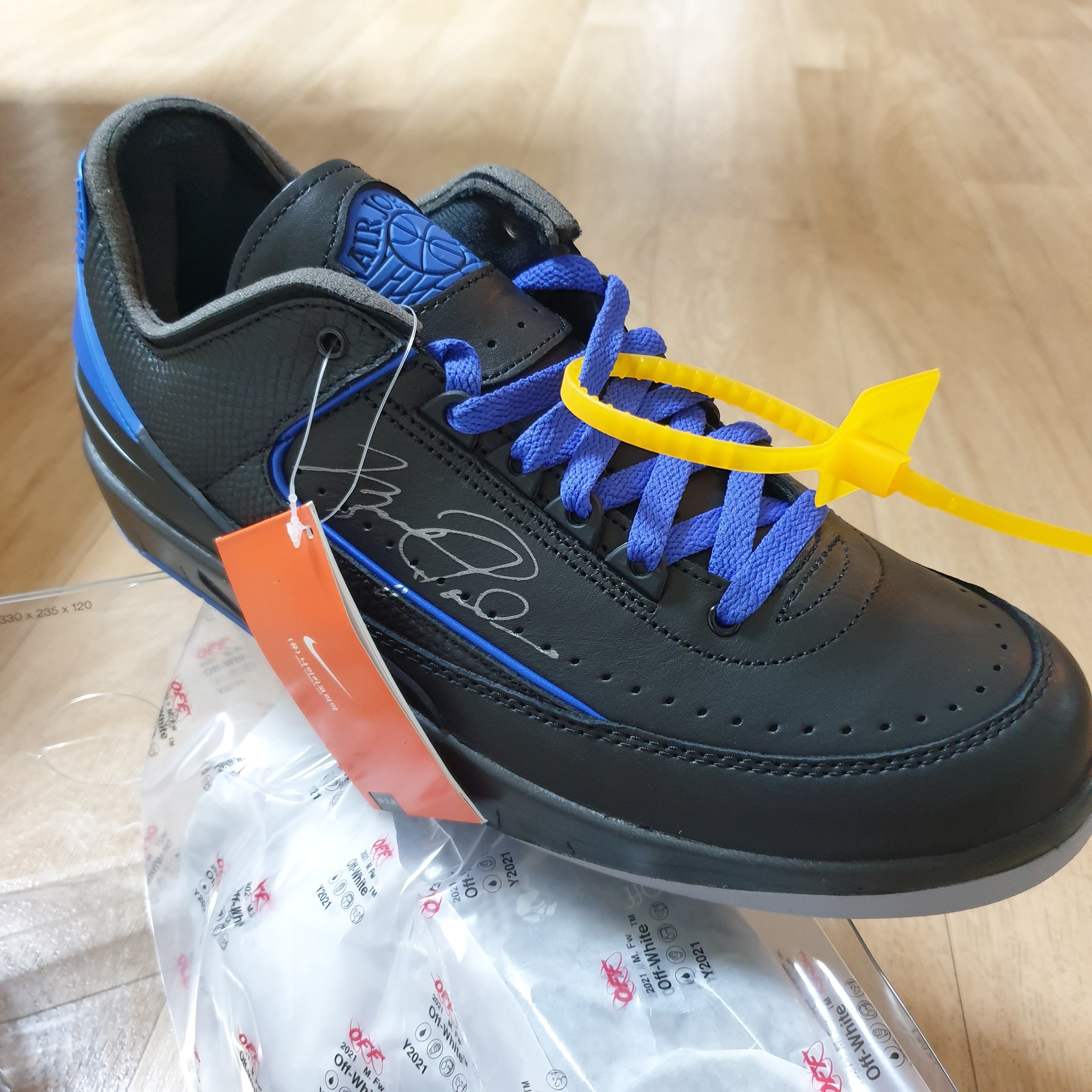 Jordan 2 x Off-White Retro Low SP Black and Varsity Royal 착용 스타일 - 1