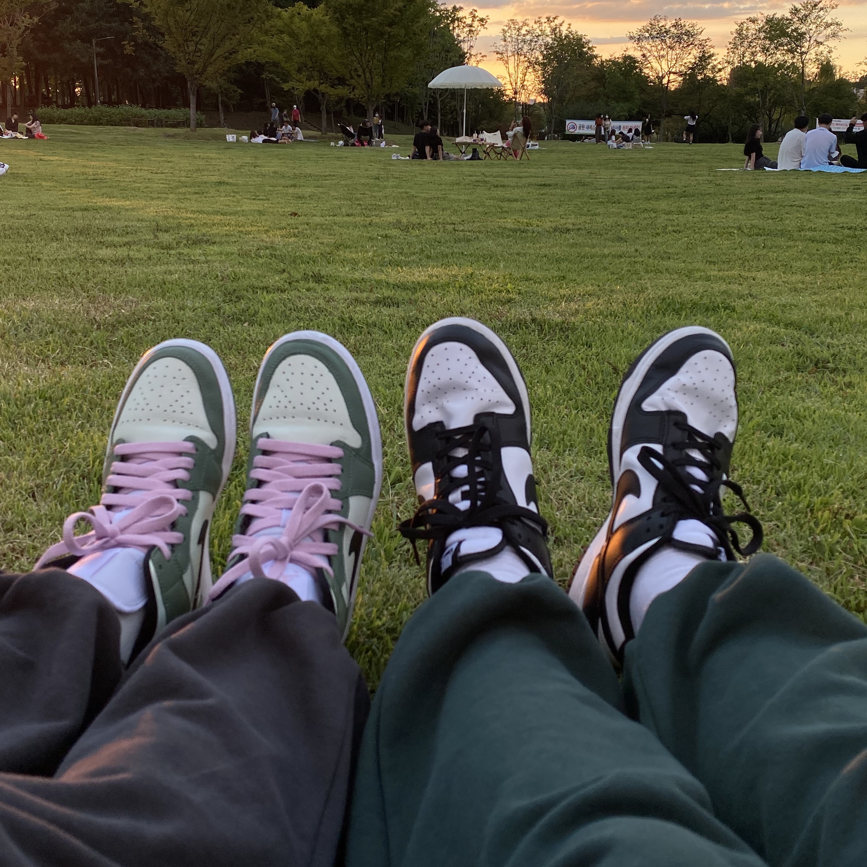 (W) Jordan 1 Mid SE Dutch Green, (W) Nike Dunk Low Black 착용 스타일 - 2