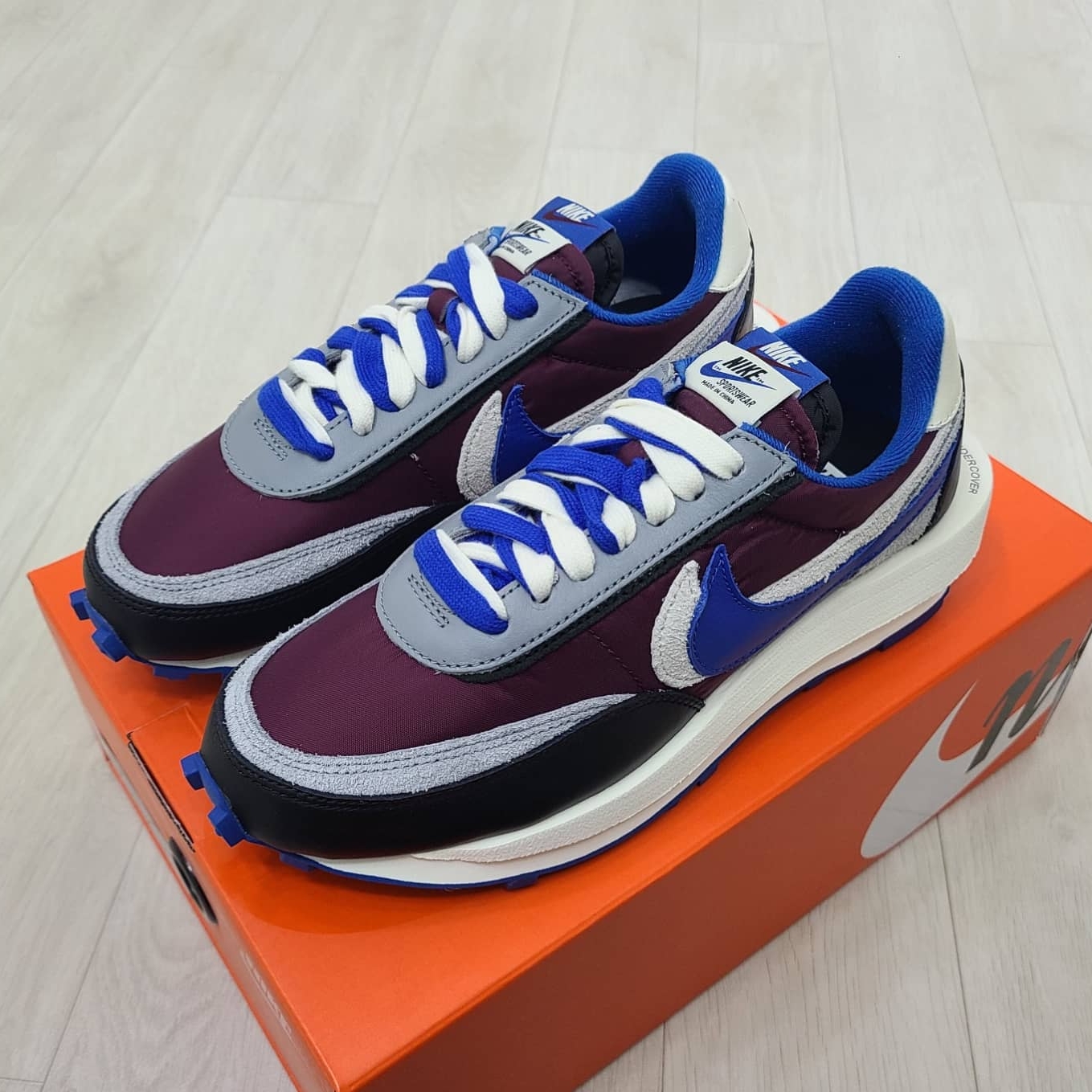 Nike x Sacai x Undercover LDWaffle Night Maroon Team Royal 착용 스타일 - 2