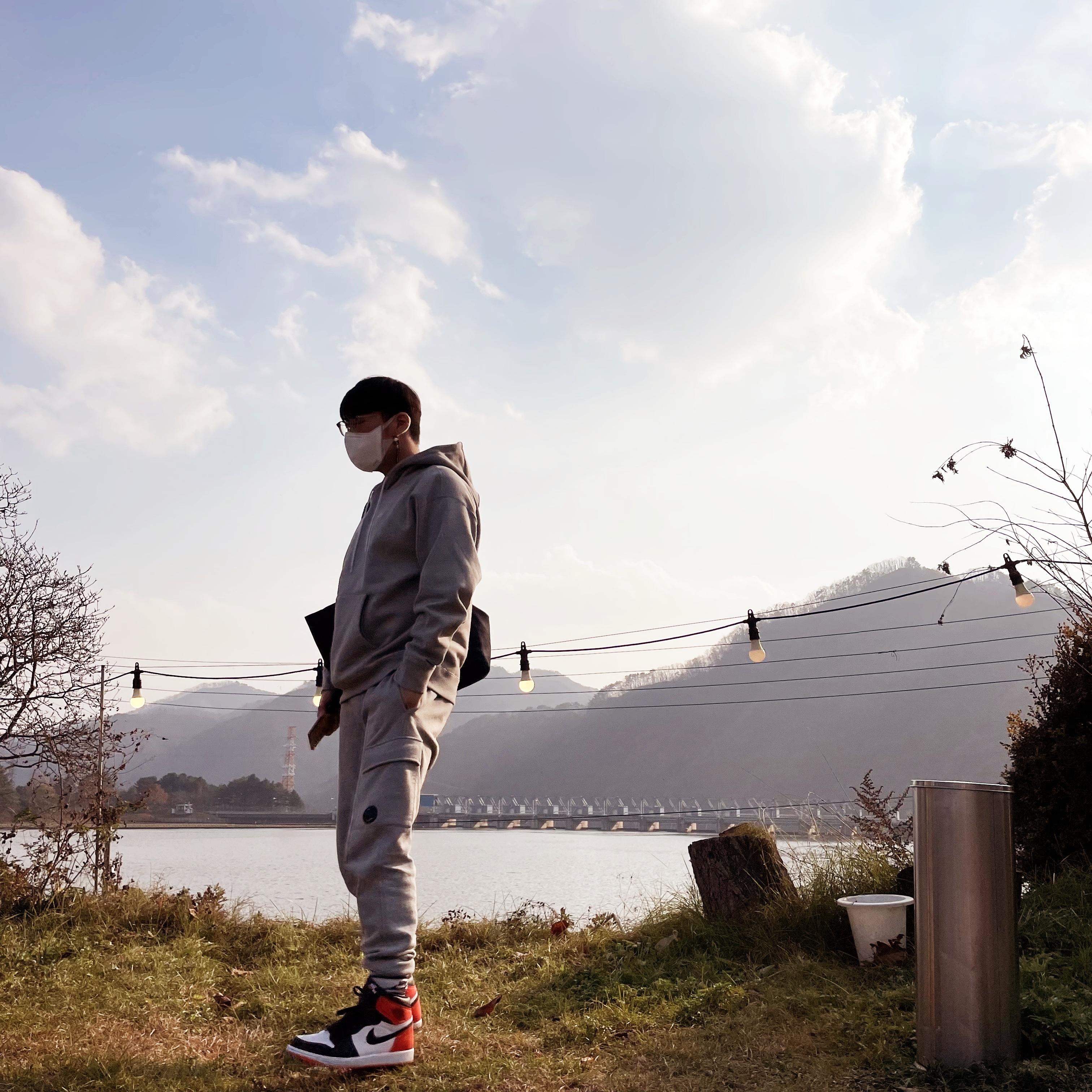 Jordan 1 Retro High OG Electro Orange, Nike NRG Solo Swoosh Fleece Hoodie Dark Grey Heather - Asia 착용 스타일 - 1