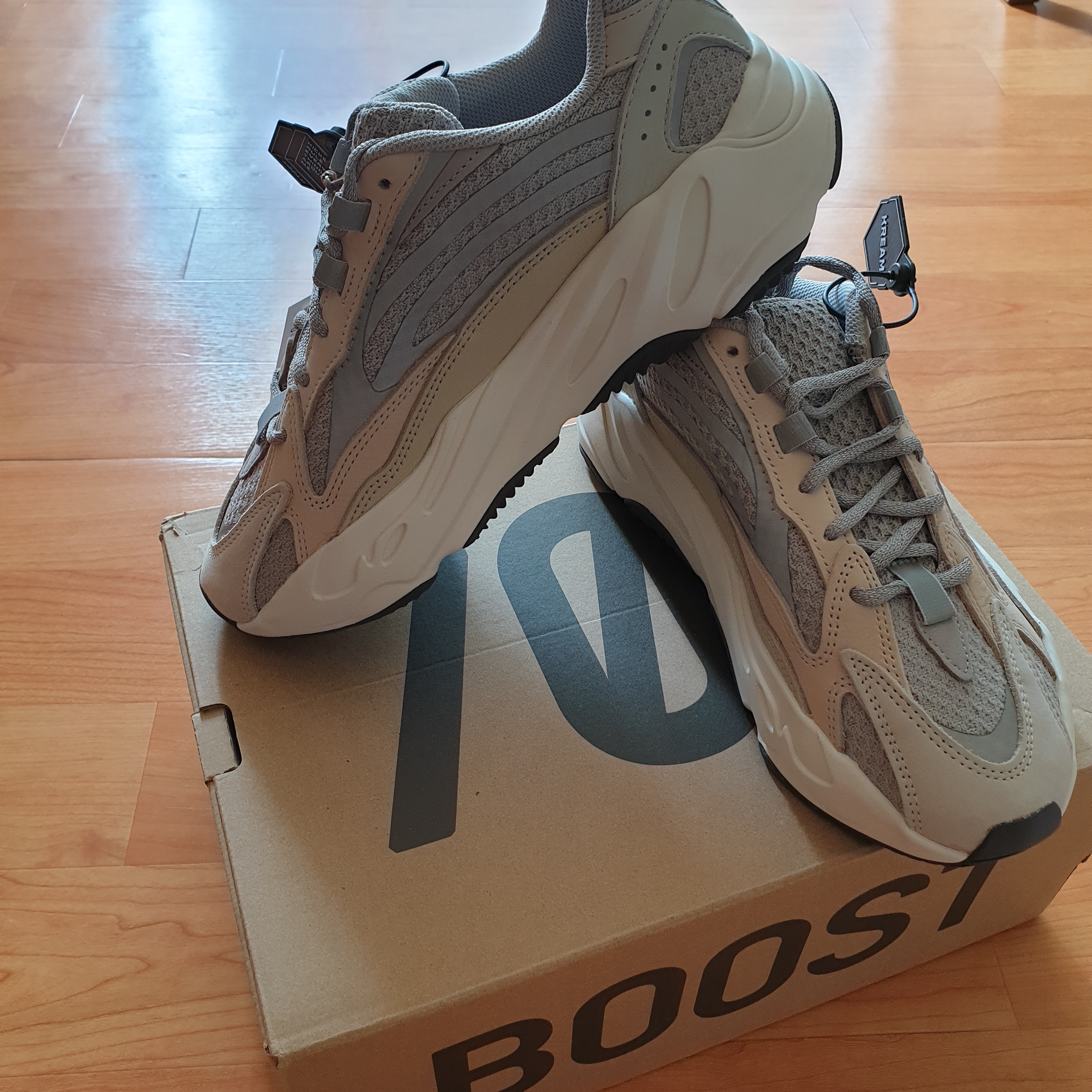 Adidas Yeezy Boost 700 V2 Cream 착용 스타일 - 3
