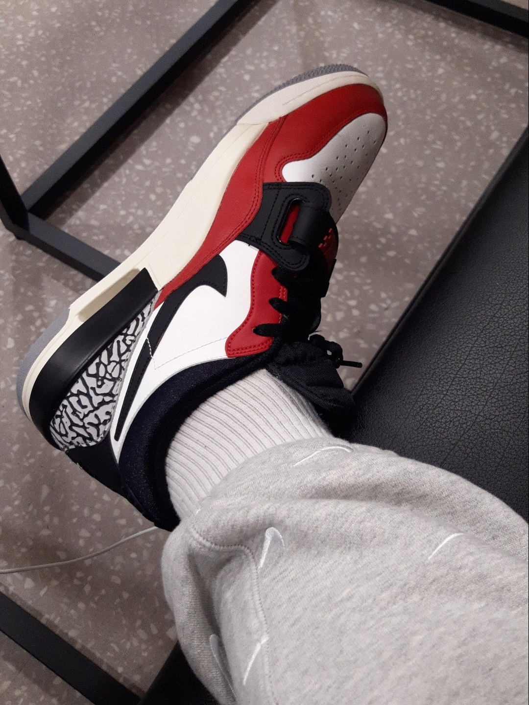 Nike NRG Swoosh Logo Pants Grey Heather, Jordan Legacy 312 Low Chicago 2019 착용 스타일