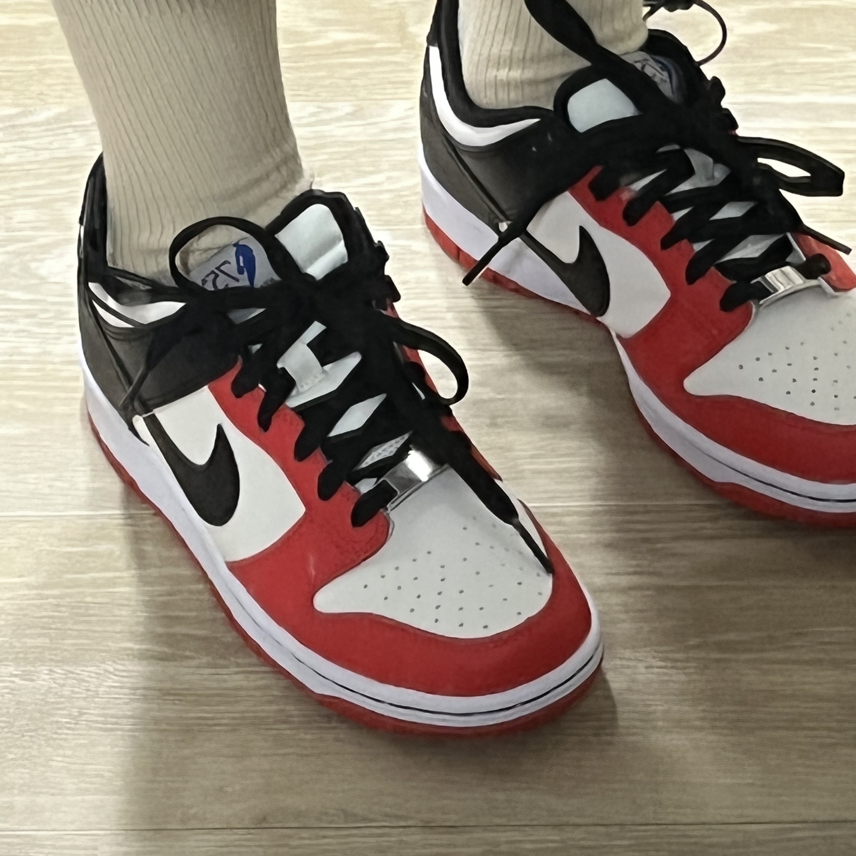 Nike x NBA Dunk Low Retro EMB Black and Chile Red 착용 스타일 - 2