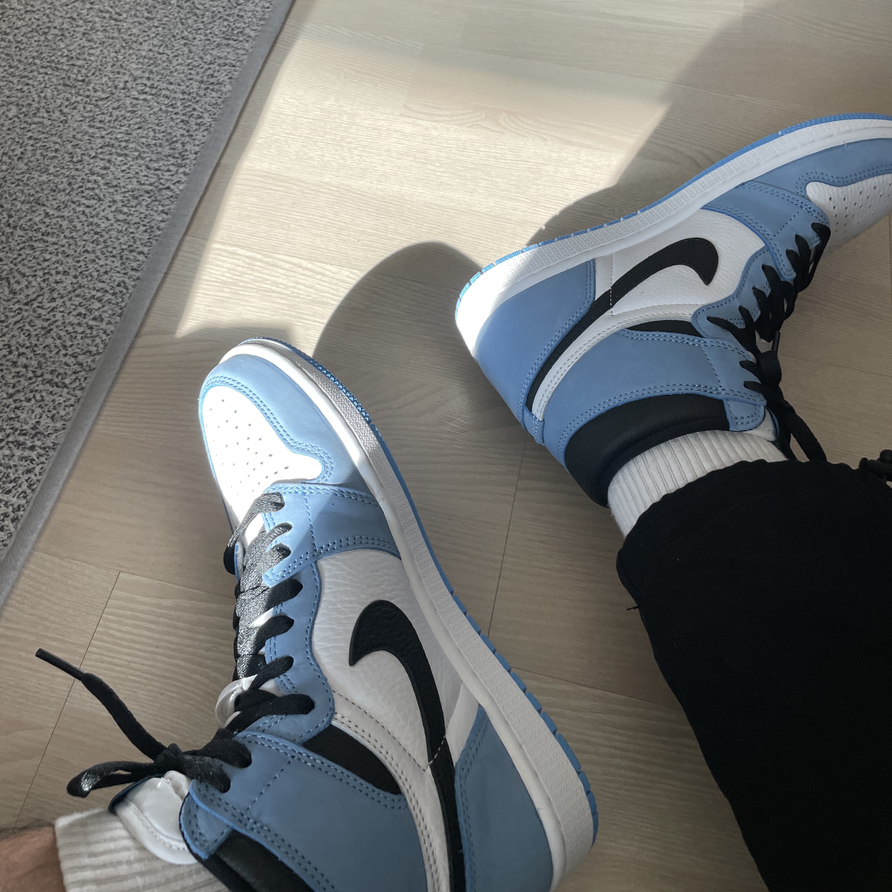 Jordan 1 Retro High OG University Blue 착용 스타일