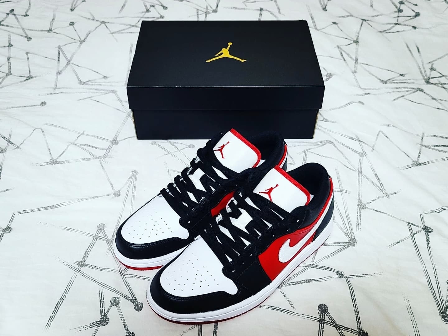 Jordan 1 Low White Red Black 착용 스타일 - 1