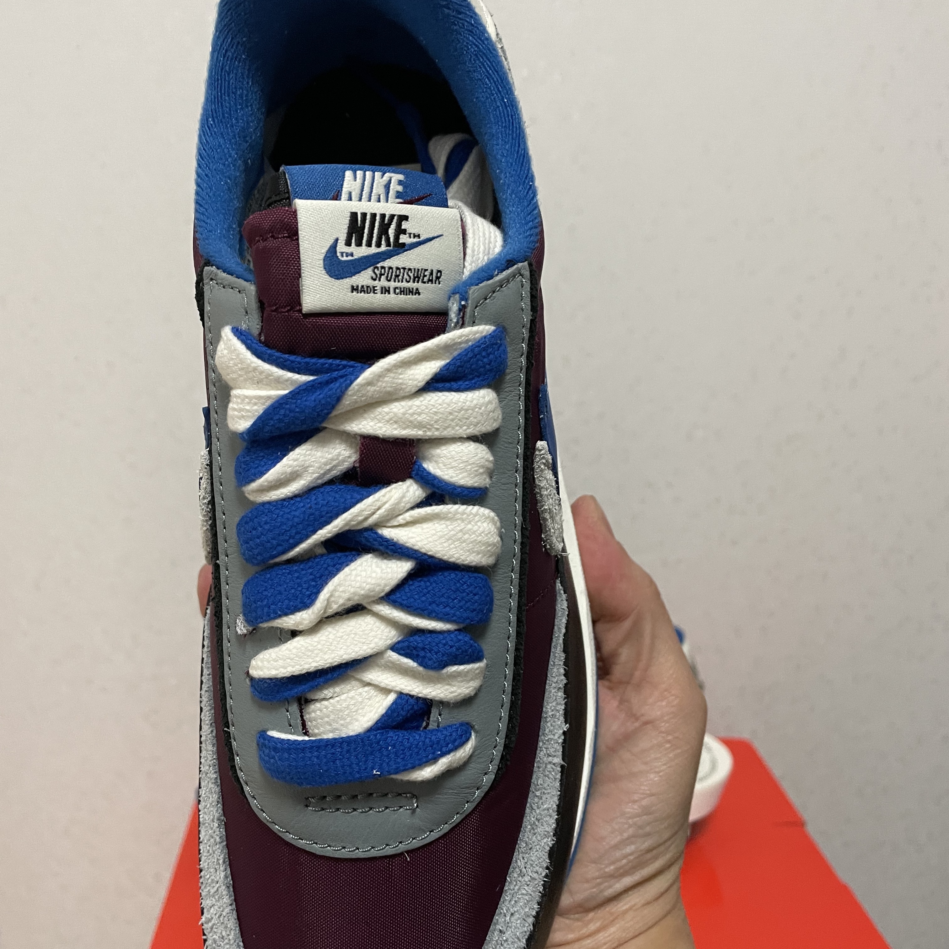 Nike x Sacai x Undercover LDWaffle Night Maroon Team Royal 착용 스타일 - 2