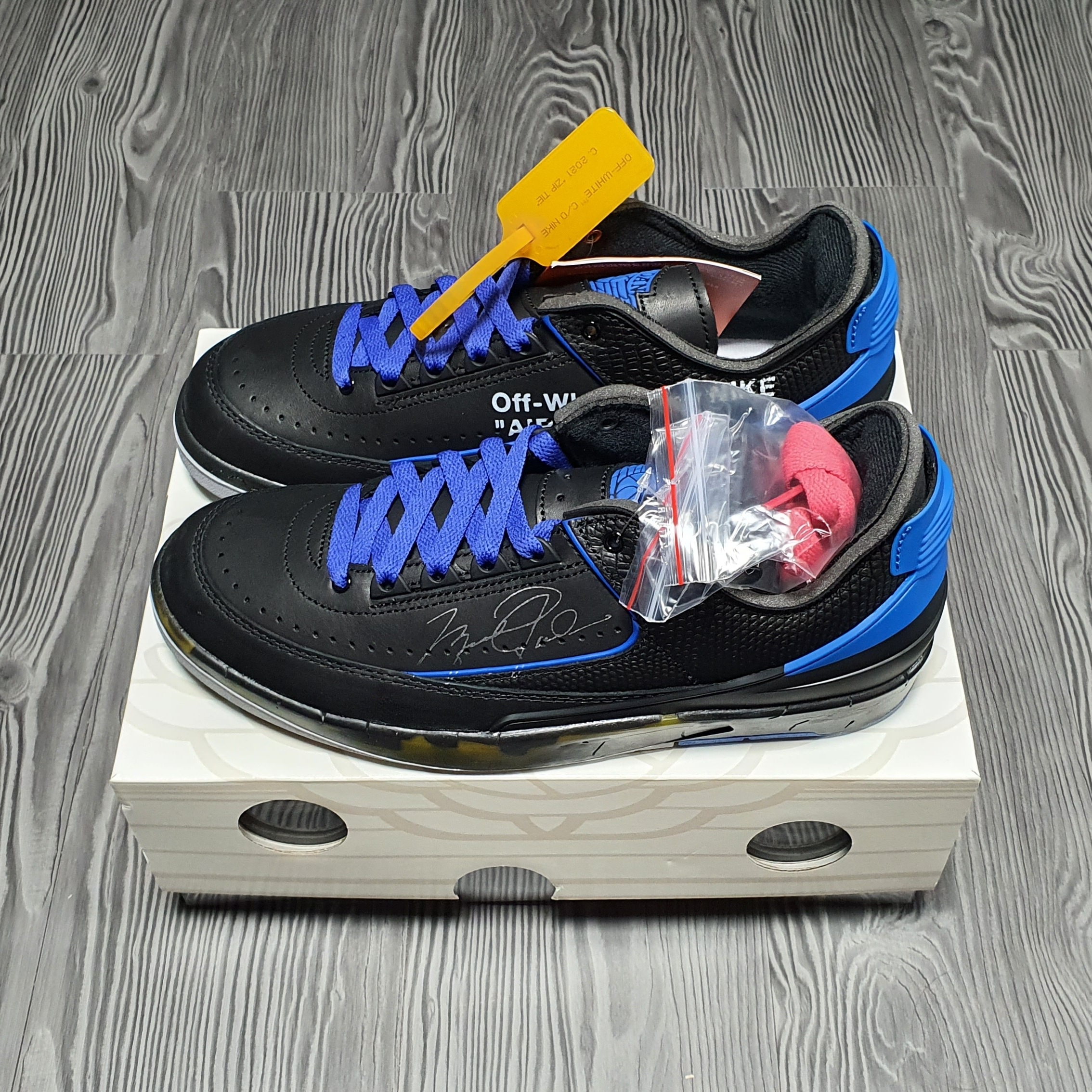 Jordan 2 x Off-White Retro Low SP Black and Varsity Royal 착용 스타일