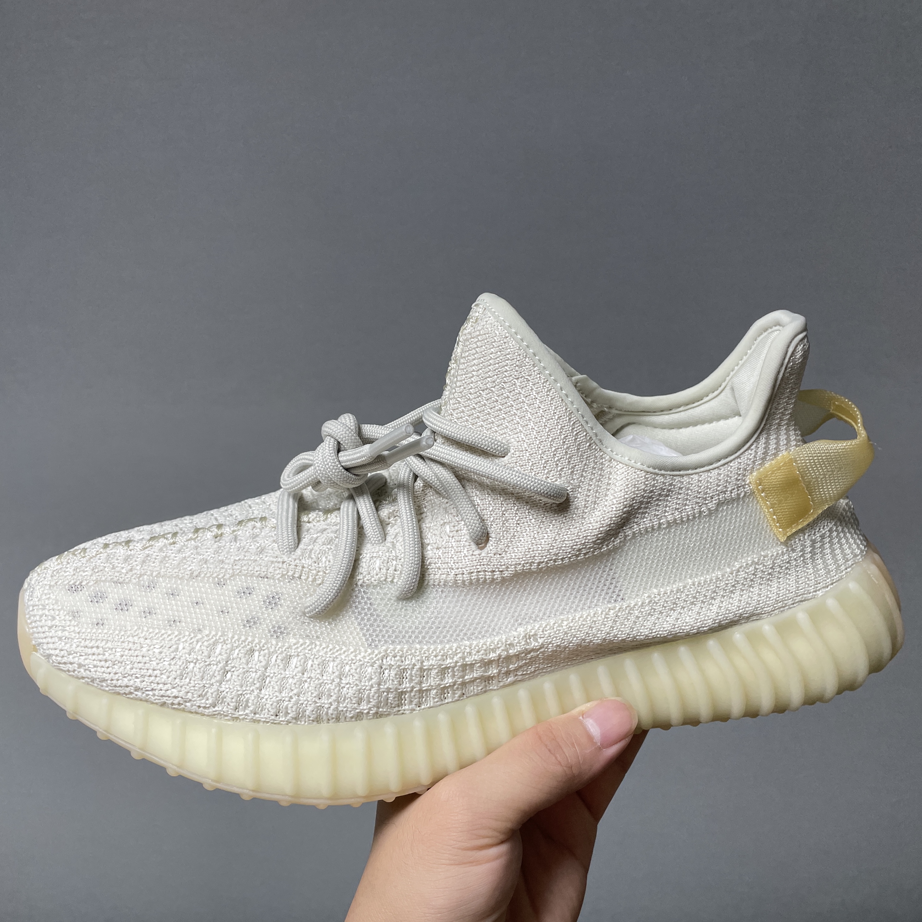Adidas Yeezy Boost 350 V2 Light 착용 스타일