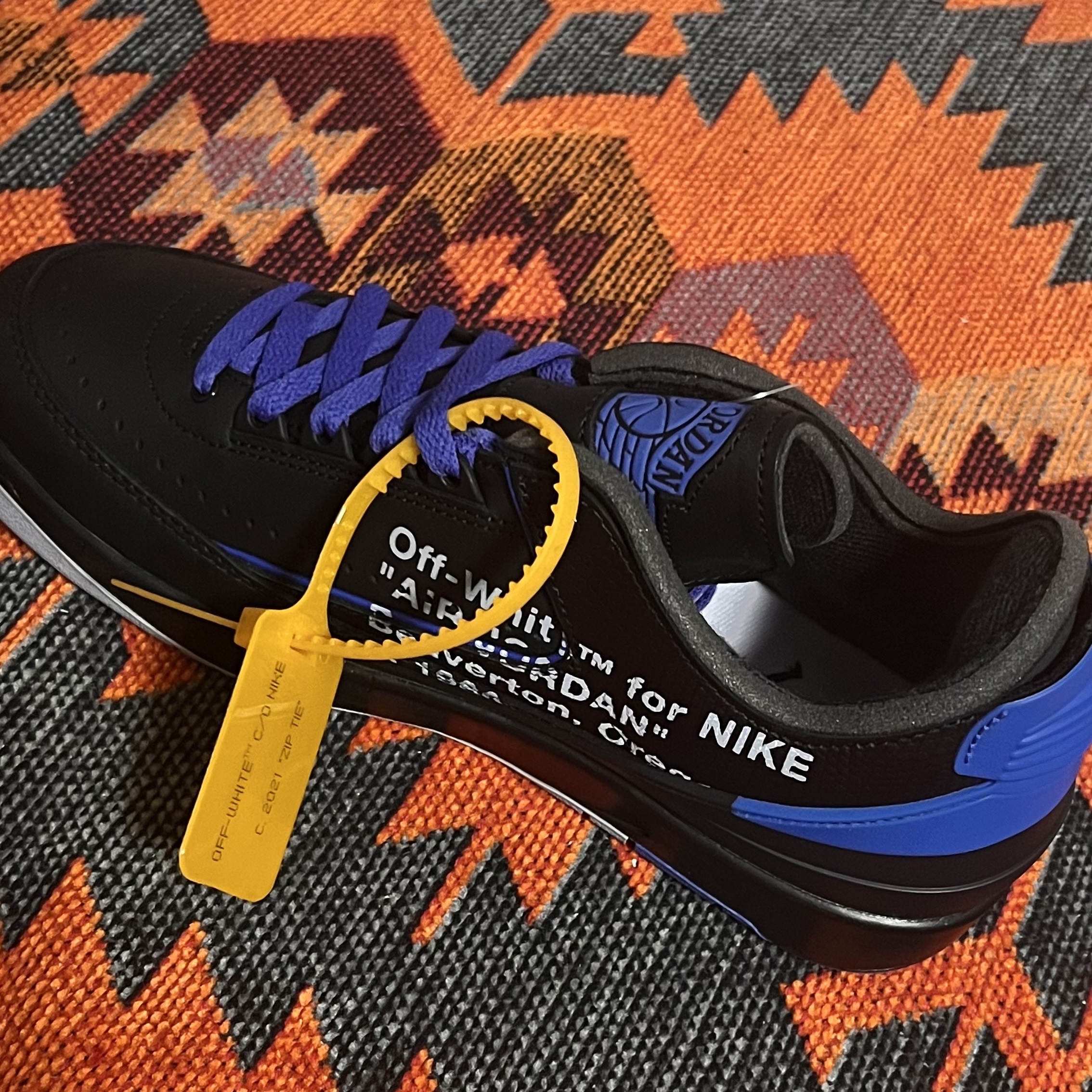 Jordan 2 x Off-White Retro Low SP Black and Varsity Royal 착용 스타일