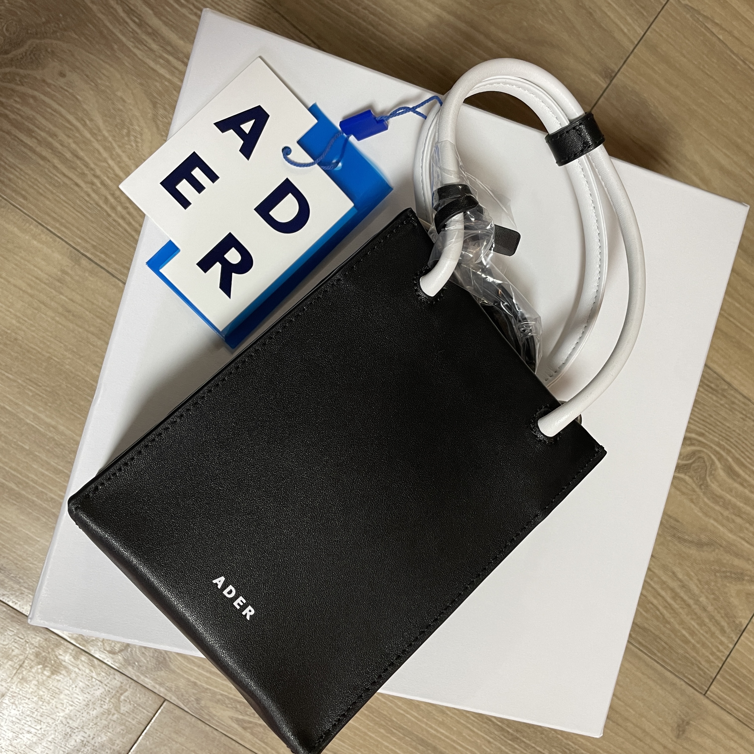 Ader Error Small Blue Bag Noir 착용 스타일 - 4