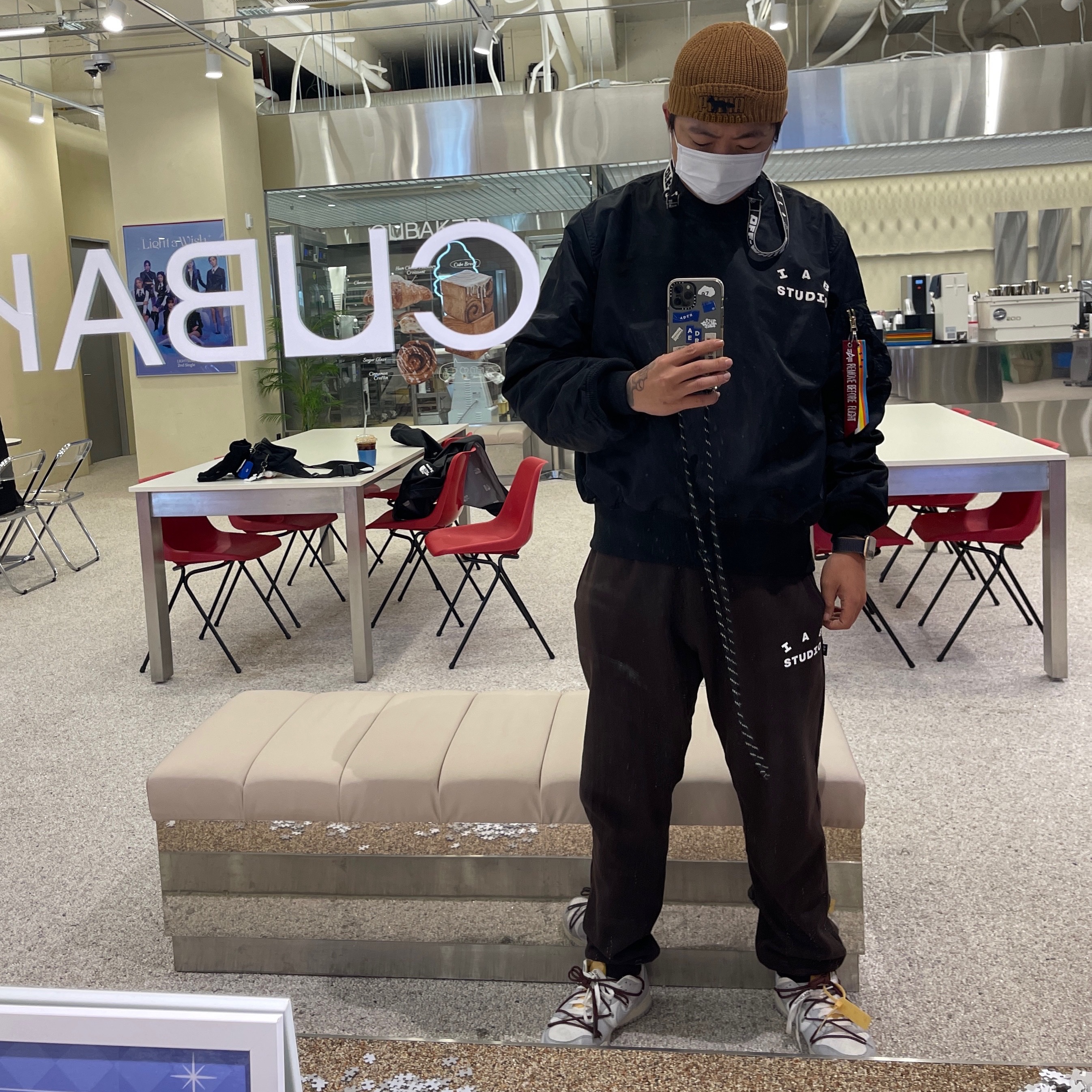 IAB Studio x Alpha Industries MA-1 Crewneck Black, IAB Studio Sweatpants Brown 착용 스타일