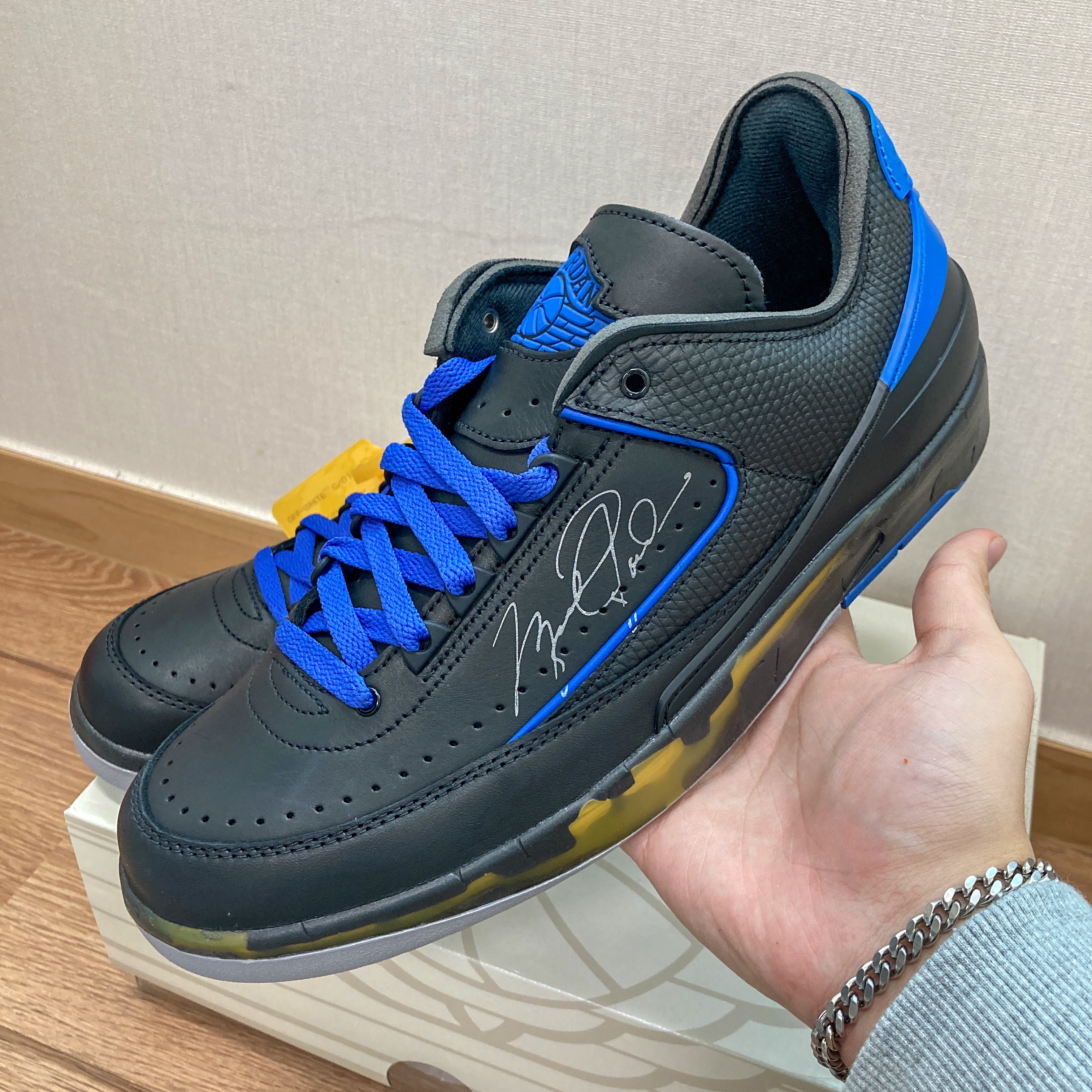 Jordan 2 x Off-White Retro Low SP Black and Varsity Royal 착용 스타일 - 3