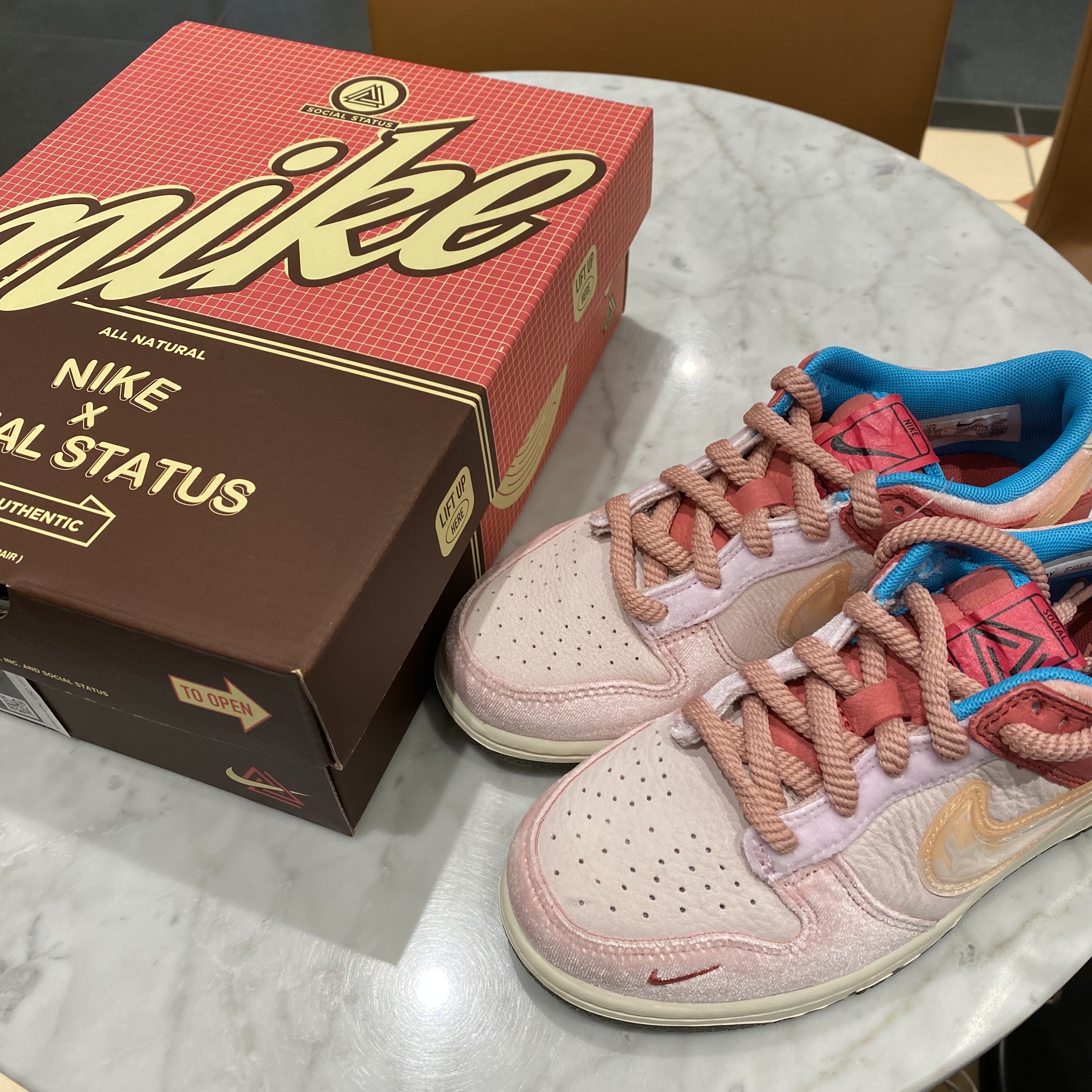 (PS) Nike x Social Status Dunk Low Free Lunch Strawberry Milk 착용 스타일