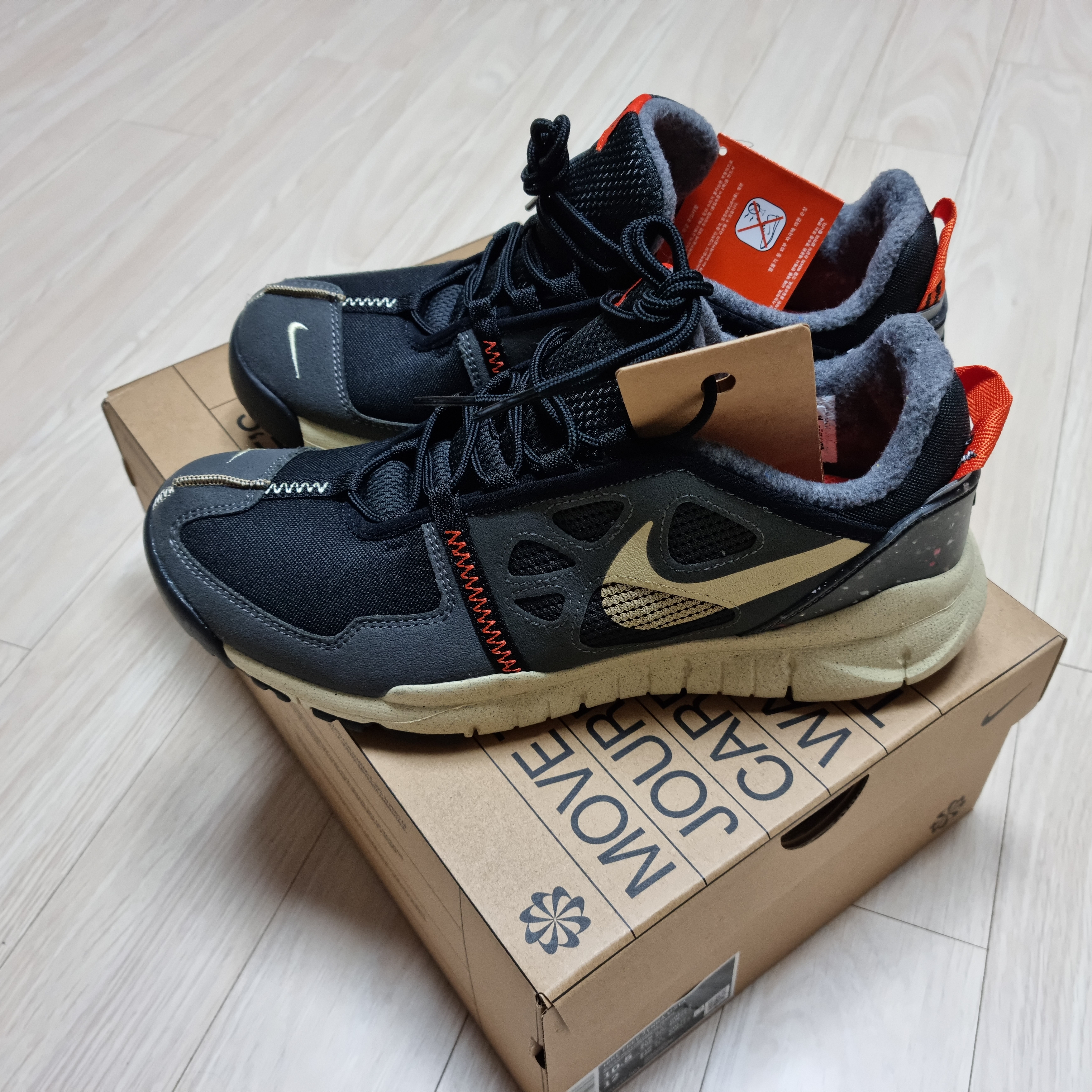 Nike Free Terra Vista Black and Canvas 착용 스타일
