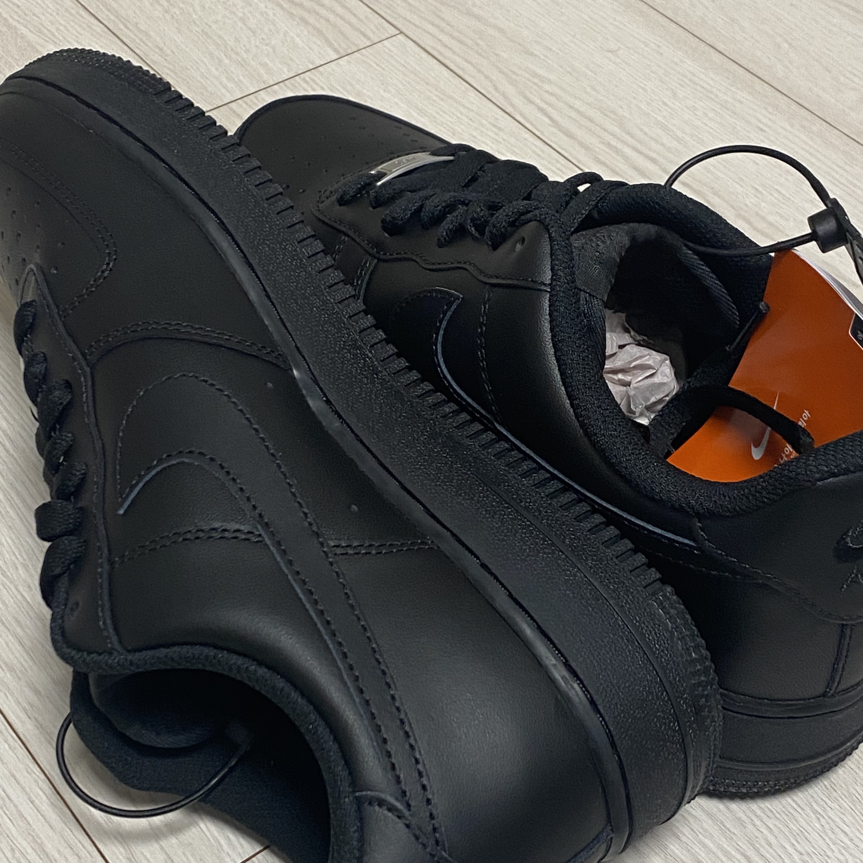 Nike Air Force 1 '07 Low Triple Black 착용 스타일 - 2