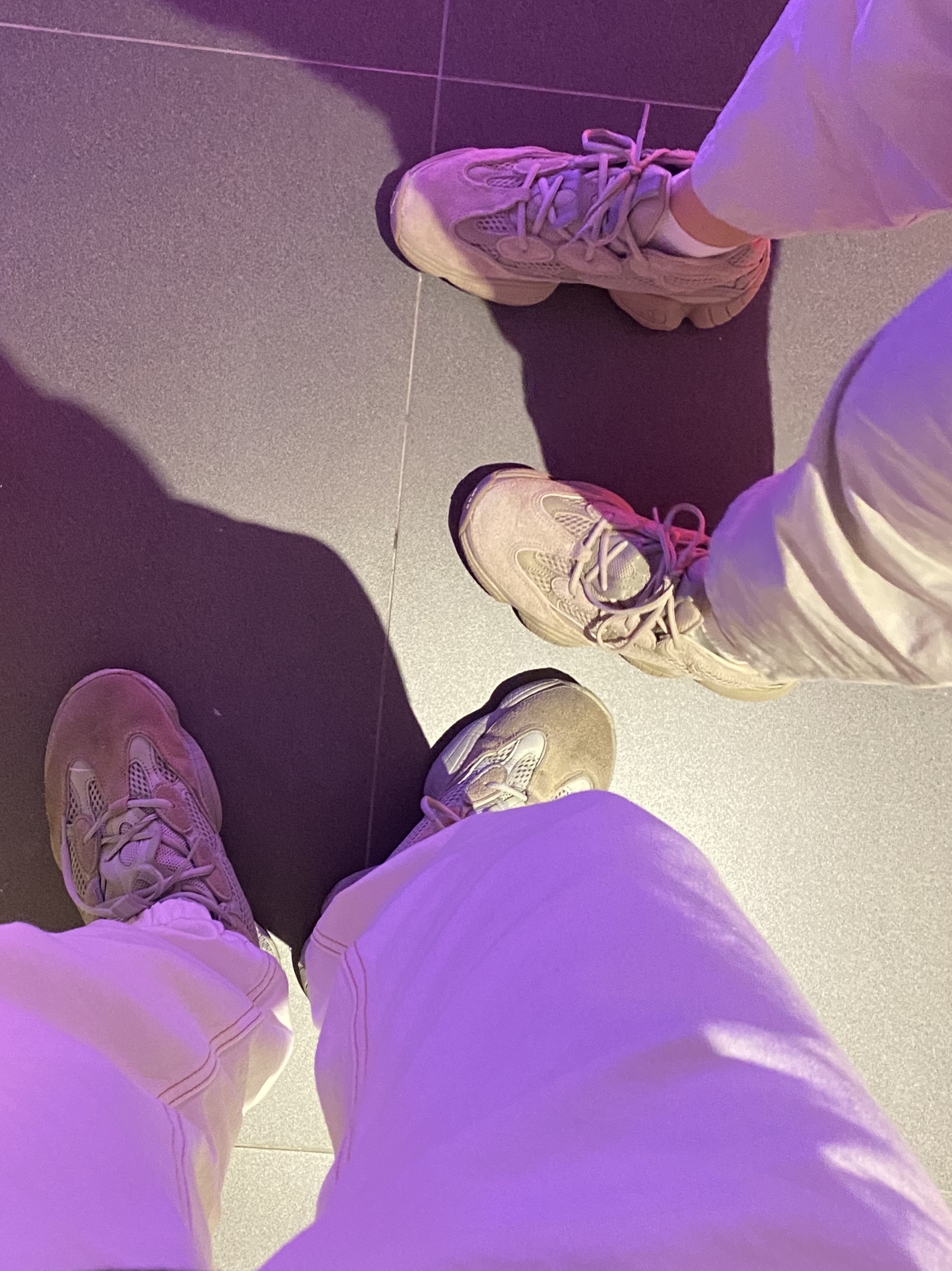Adidas Yeezy 500 Salt, Adidas Yeezy 500 Taupe Light 착용 스타일