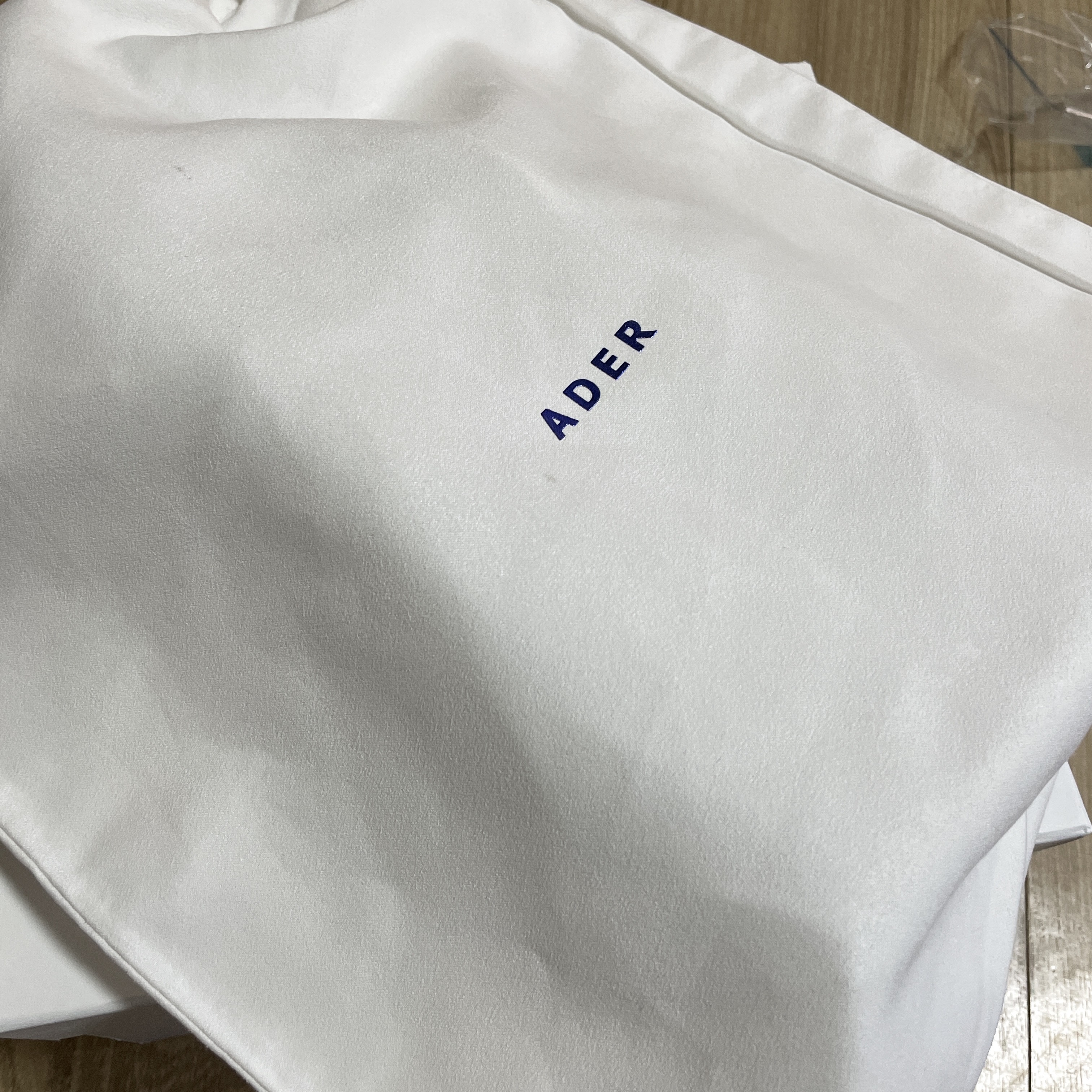 Ader Error Small Blue Bag Noir 착용 스타일 - 3