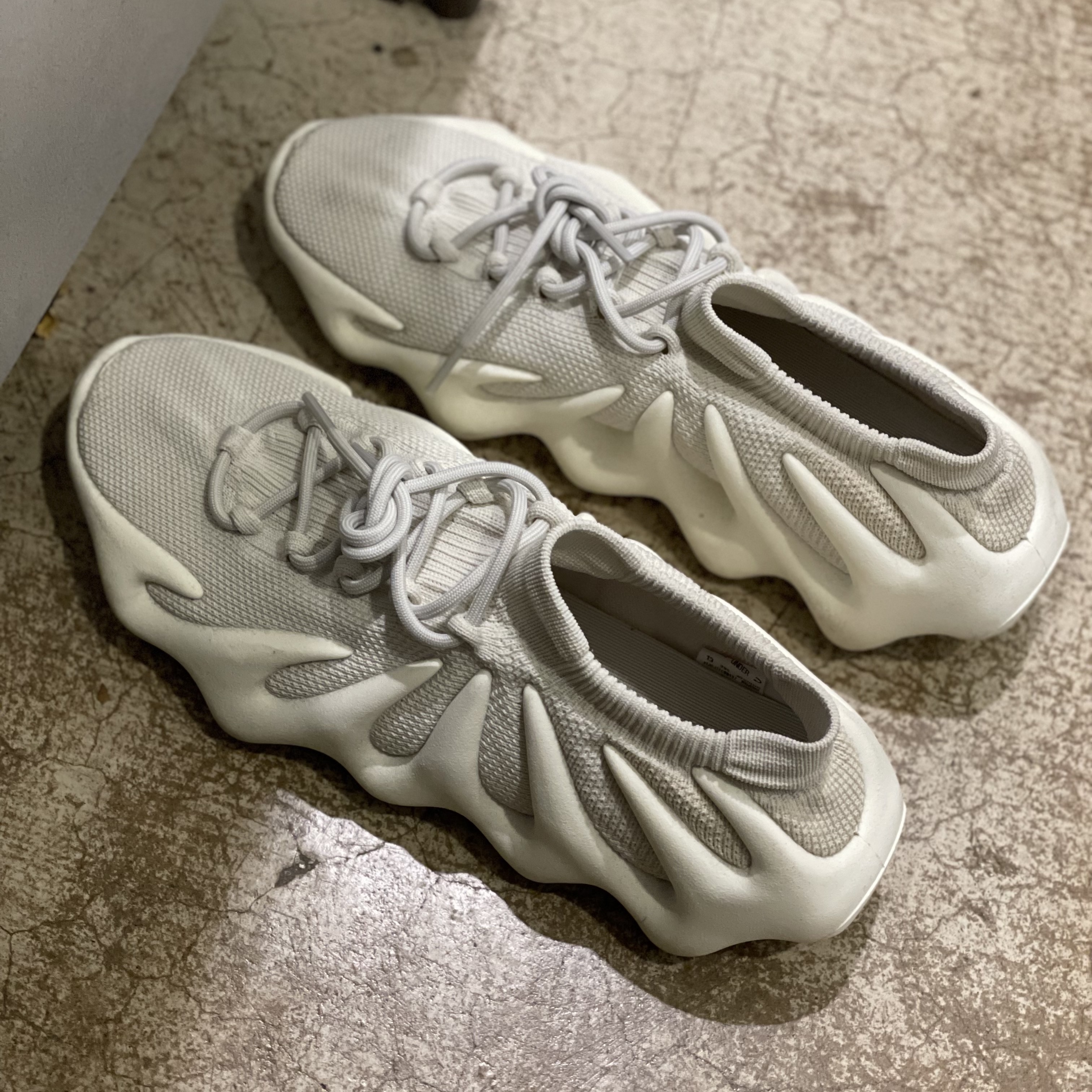 Adidas Yeezy 450 Cloud White 착용 스타일