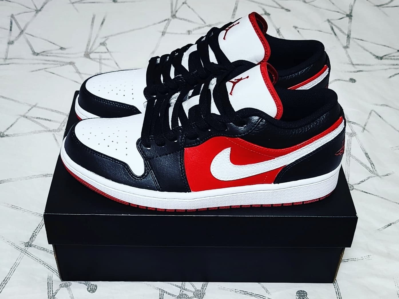 Jordan 1 Low White Red Black 착용 스타일 - 2