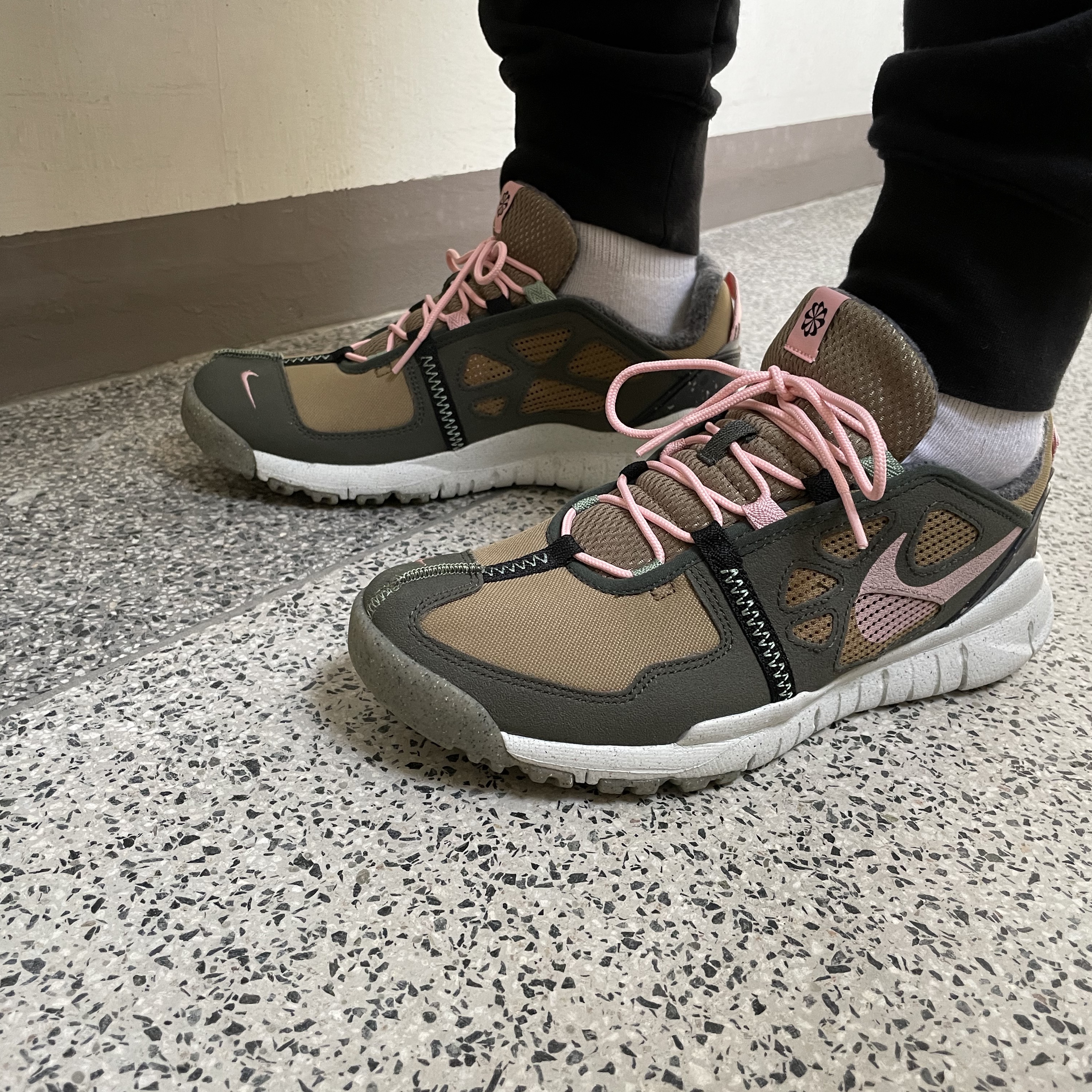 Nike Free Terra Vista Brown Kelp and Pink Glaze, Nike Air Max 90 SE Surplus Supply 착용 스타일 - 1