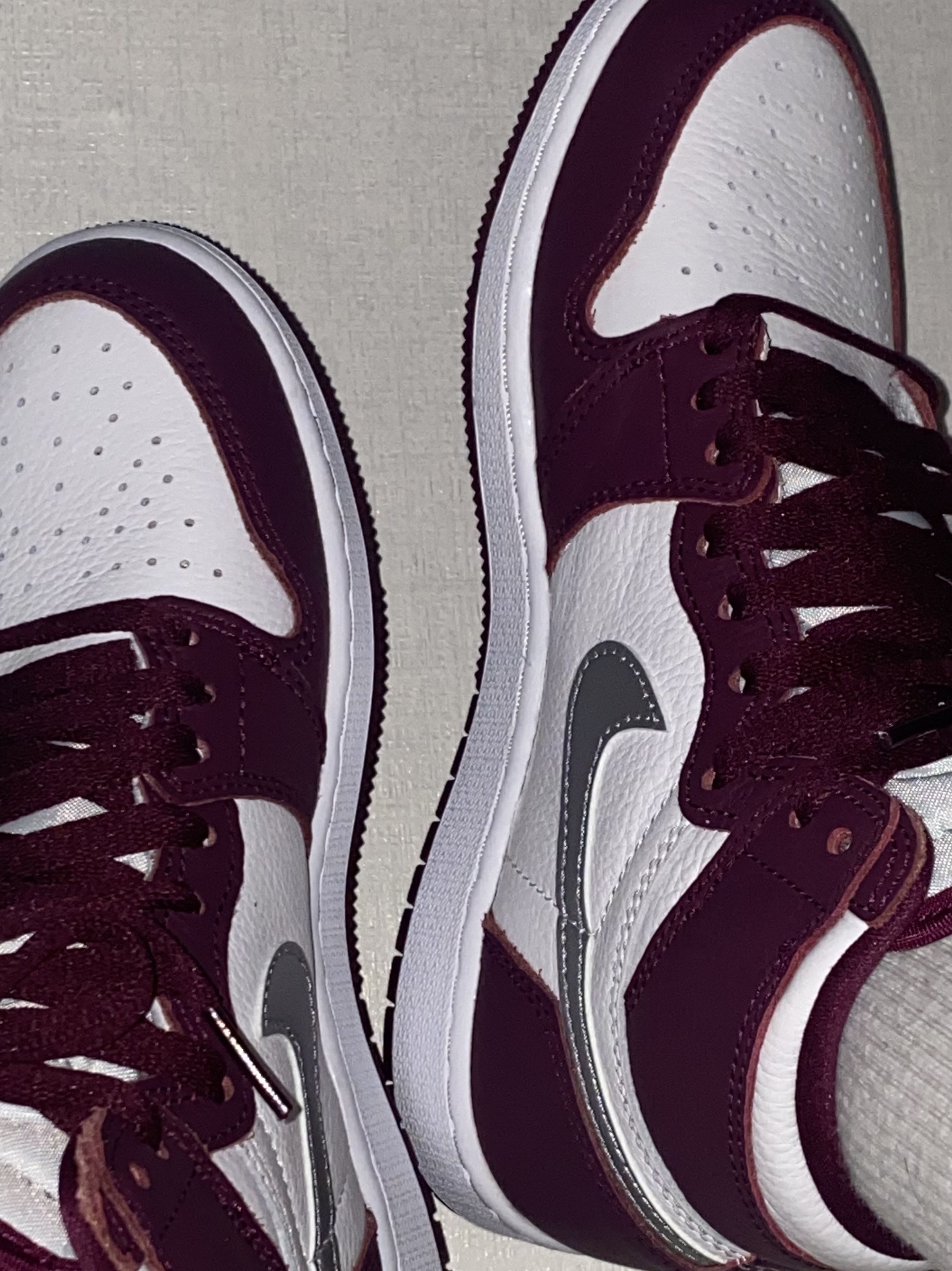 Jordan 1 Retro High OG Bordeaux, (GS) Jordan 1 Retro High OG Bordeaux 착용 스타일 - 2