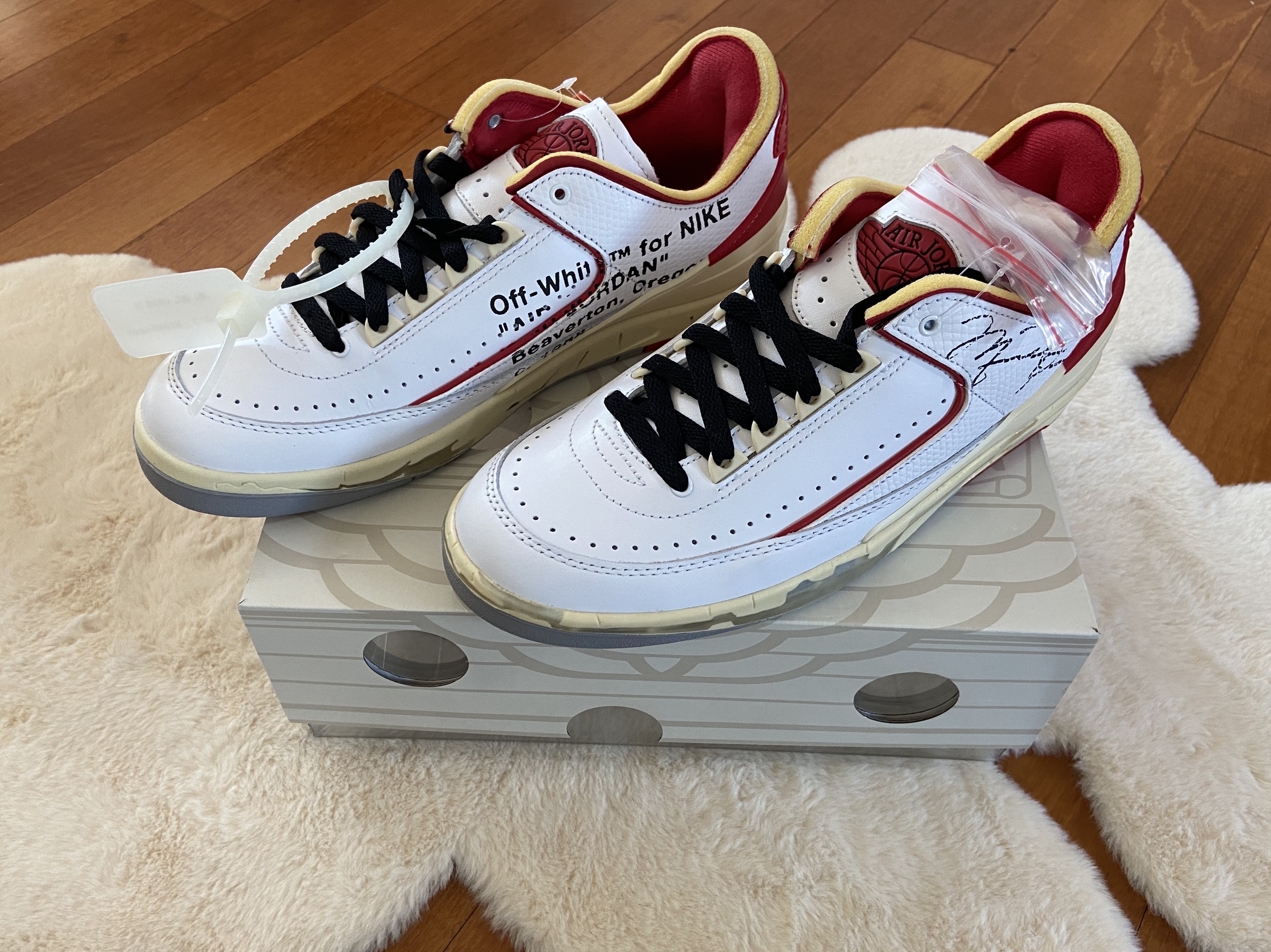 Jordan 2 x Off-White Retro Low SP White and Varsity Red 착용 스타일 - 3