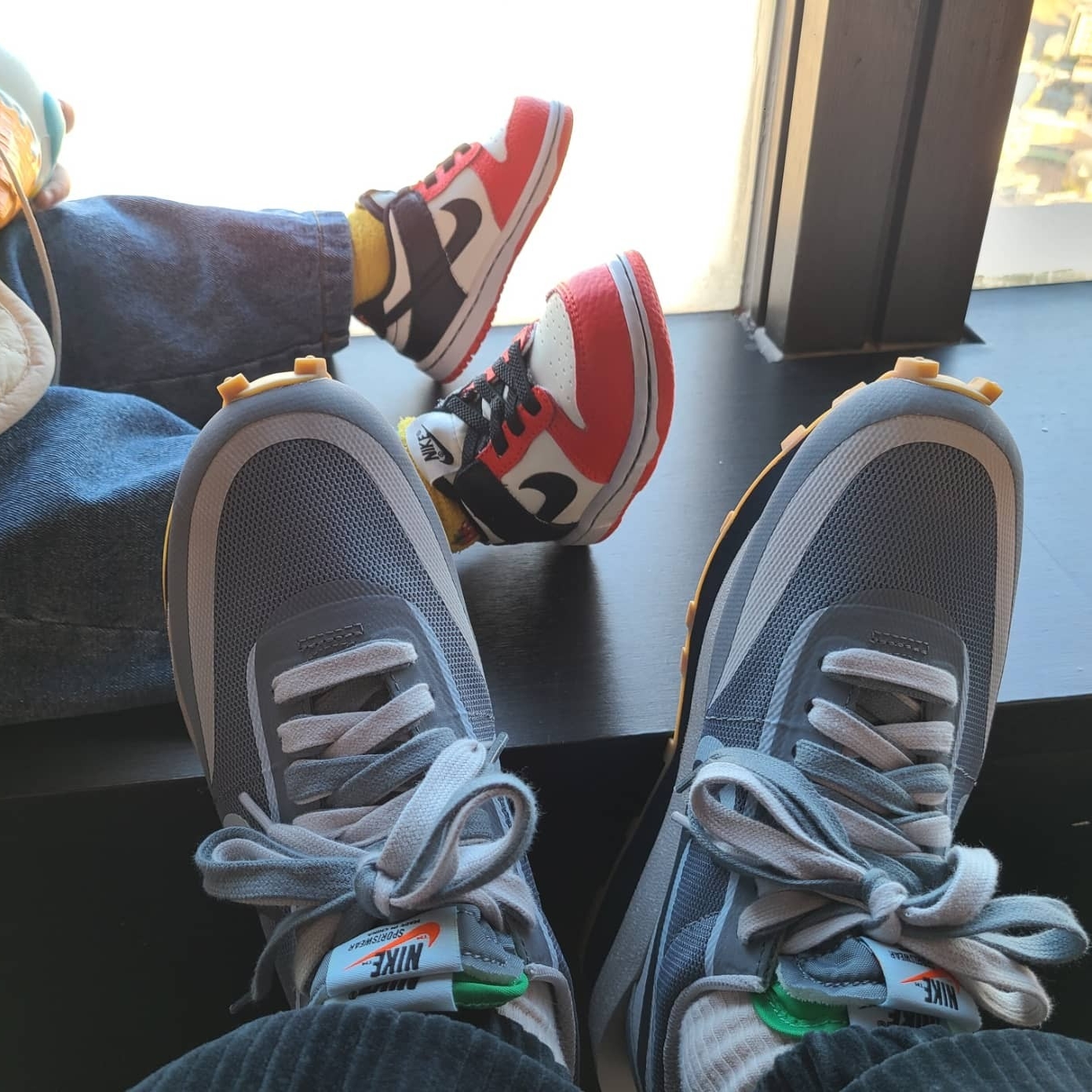 Nike x Sacai x Clot LDWaffle Cool Grey, (TD) Nike x NBA Dunk Low Black and Chile Red 착용 스타일 - 1