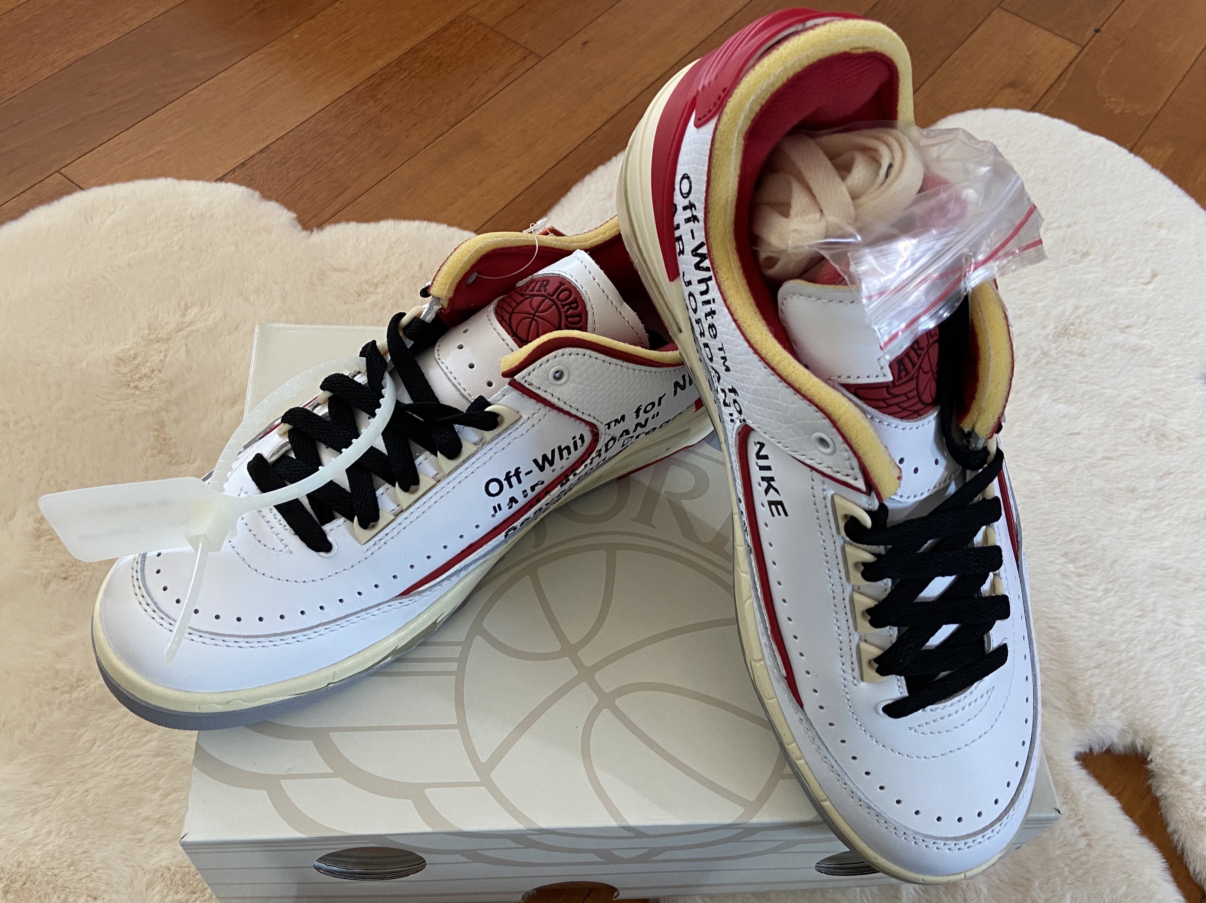Jordan 2 x Off-White Retro Low SP White and Varsity Red 착용 스타일 - 1