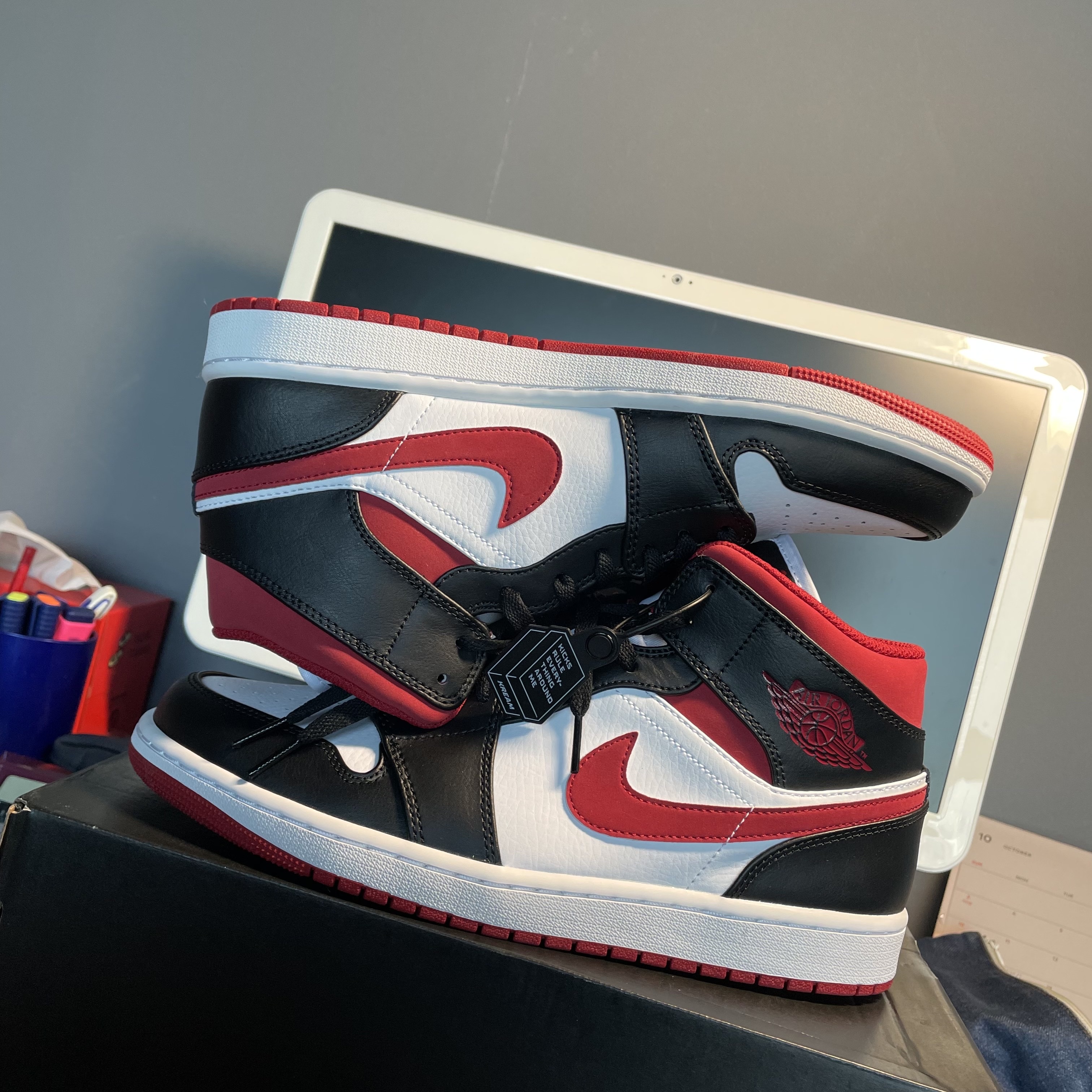 Jordan 1 Mid Gym Red Black White 착용 스타일