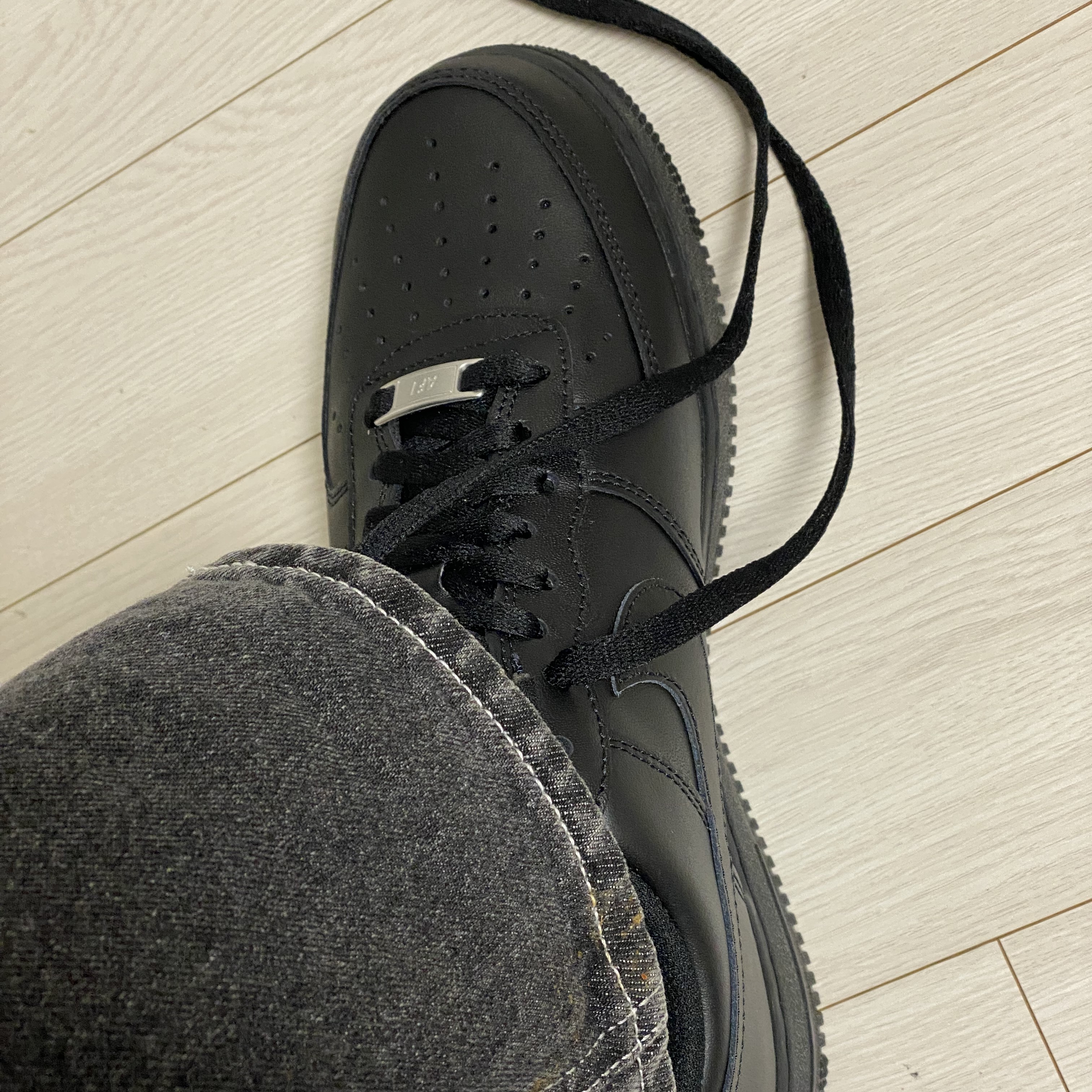 Nike Air Force 1 '07 Low Triple Black 착용 스타일 - 3