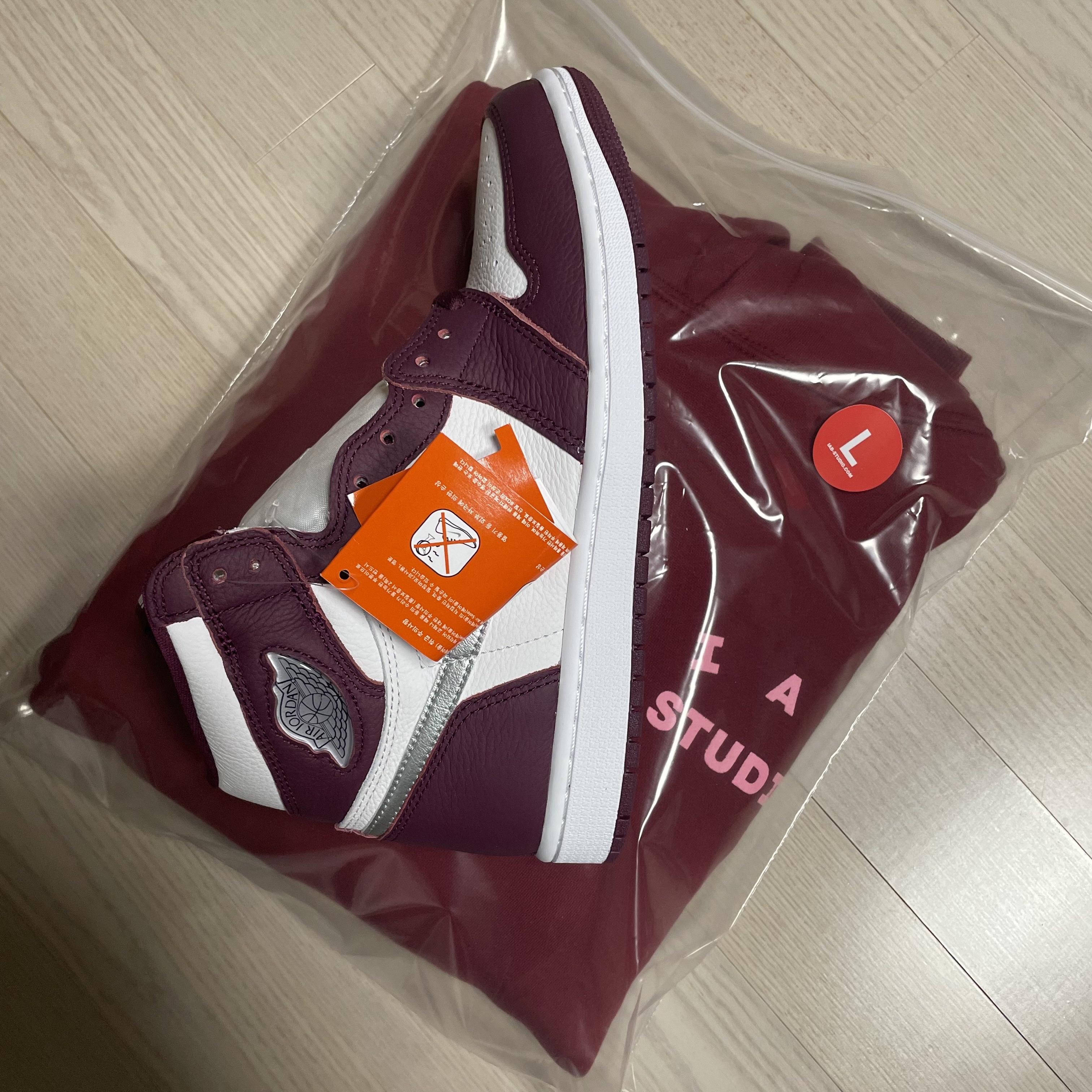 Jordan 1 Retro High OG Bordeaux, IAB Studio Hoodie Raspberry 착용 스타일