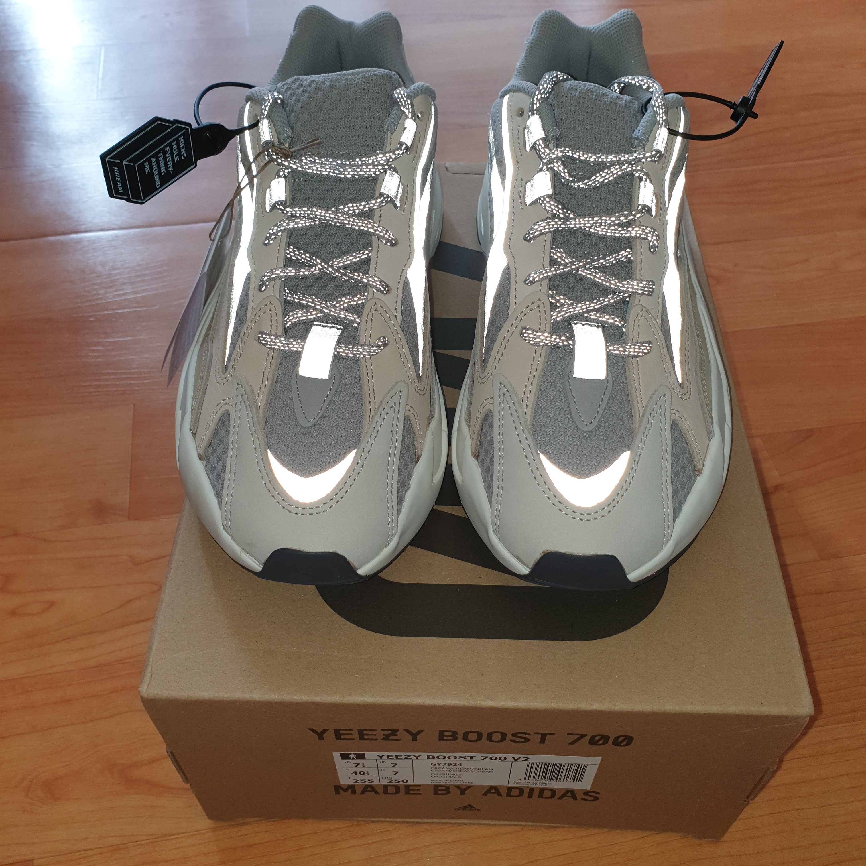 Adidas Yeezy Boost 700 V2 Cream 착용 스타일 - 2