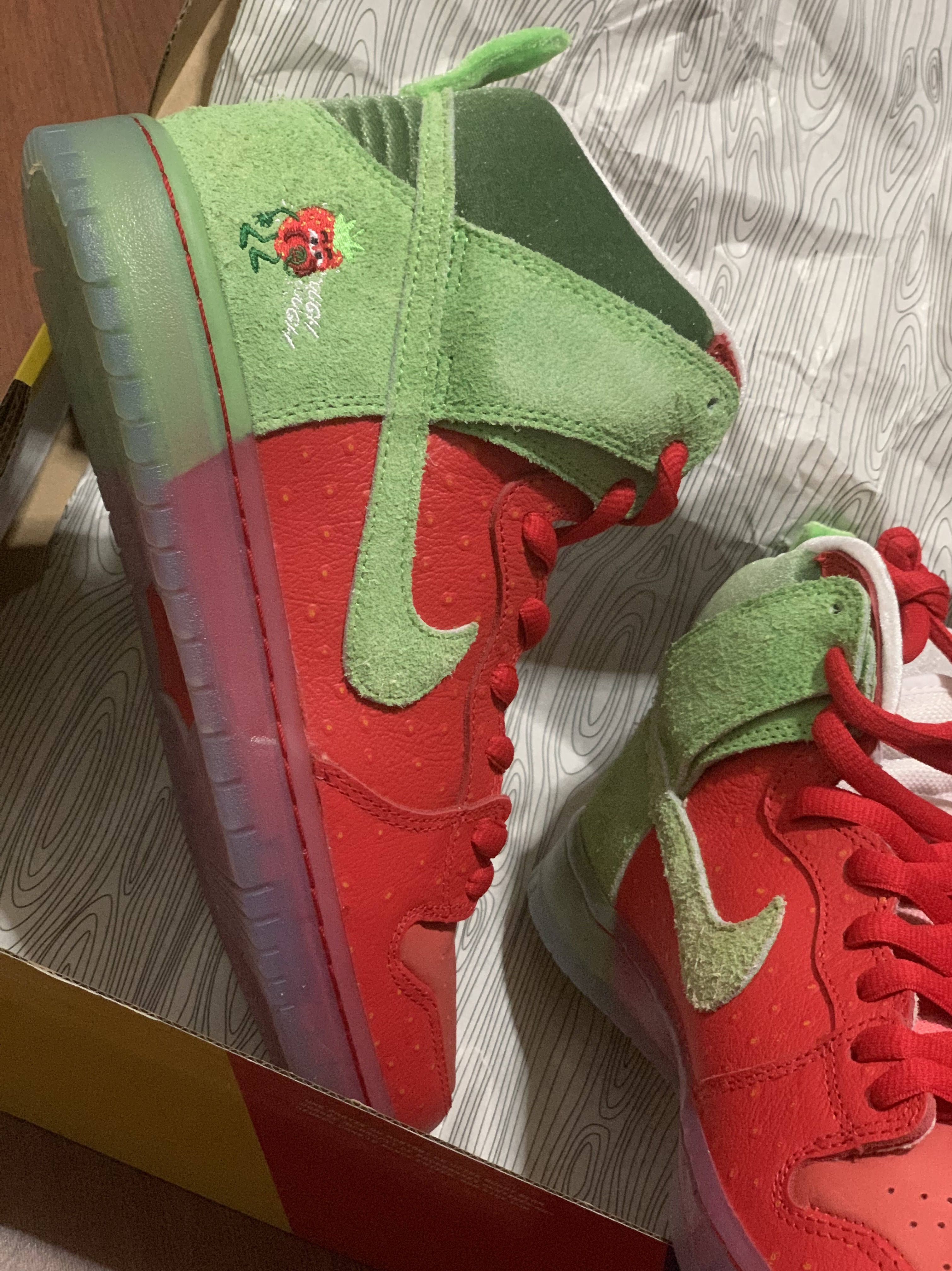 Nike SB Dunk High Pro QS Strawberry 착용 스타일