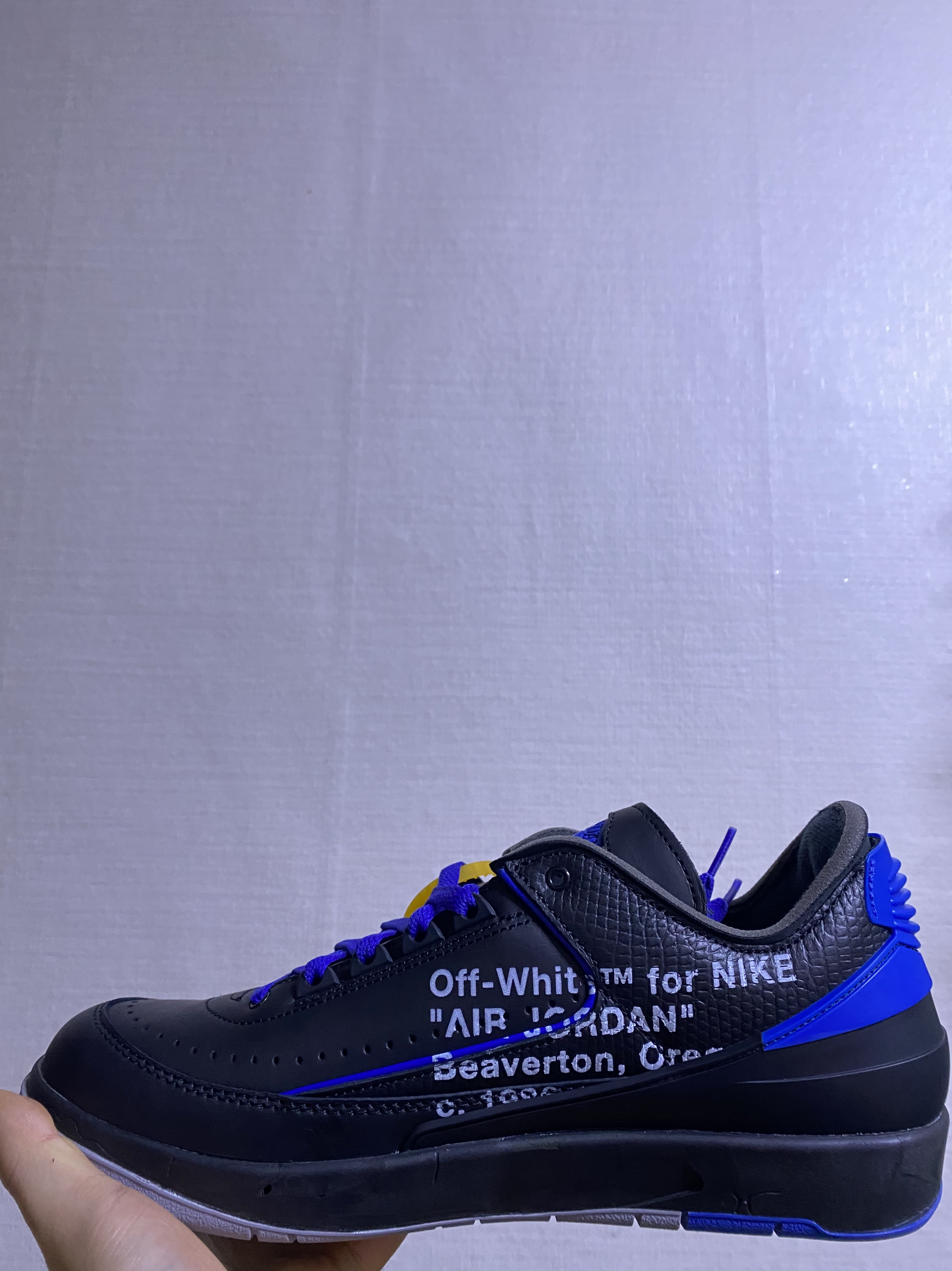 Jordan 2 x Off-White Retro Low SP Black and Varsity Royal 착용 스타일 - 3