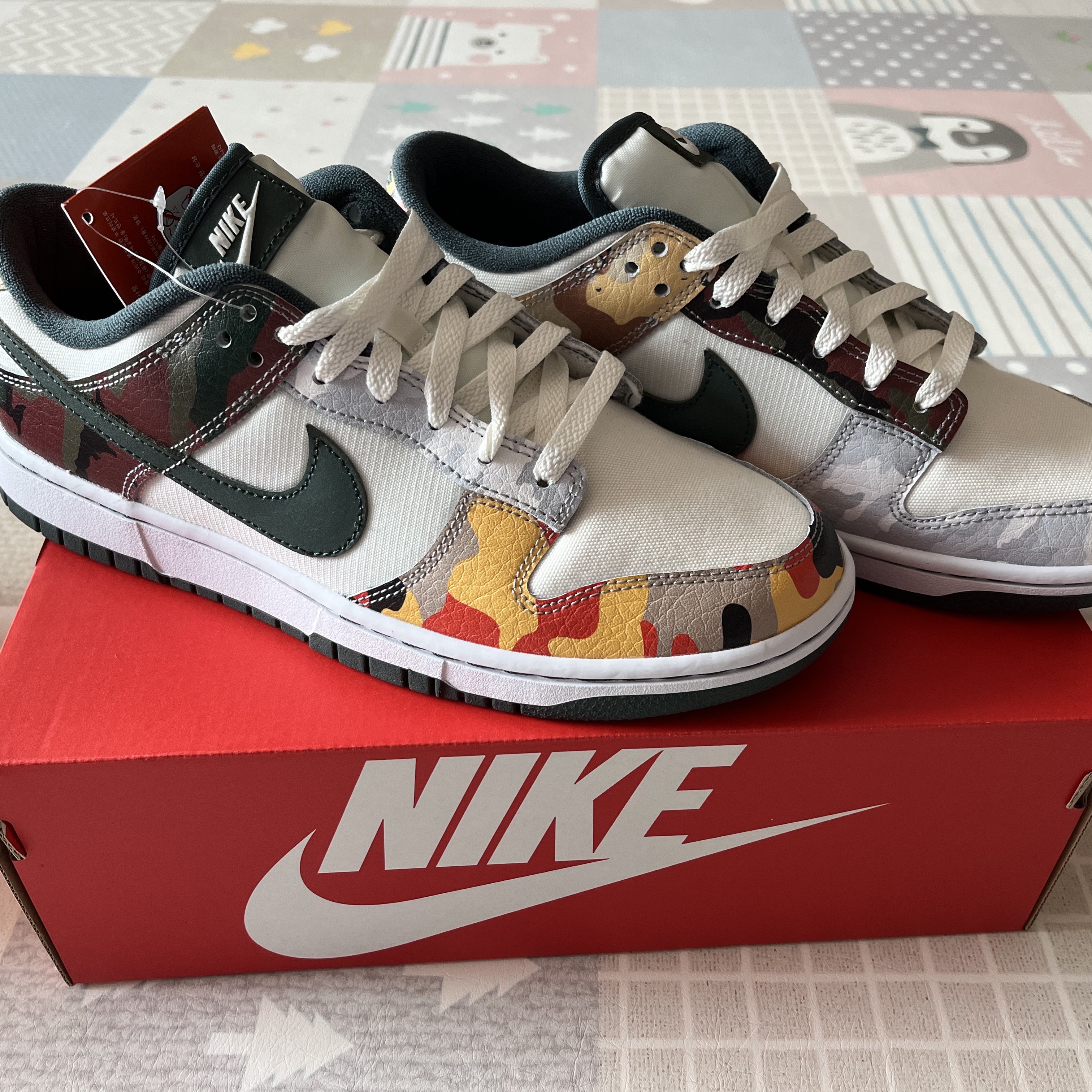 Nike Dunk Low SE Sail Multi Camo, Nike Dunk Low Retro Championship Red 착용 스타일 - 1