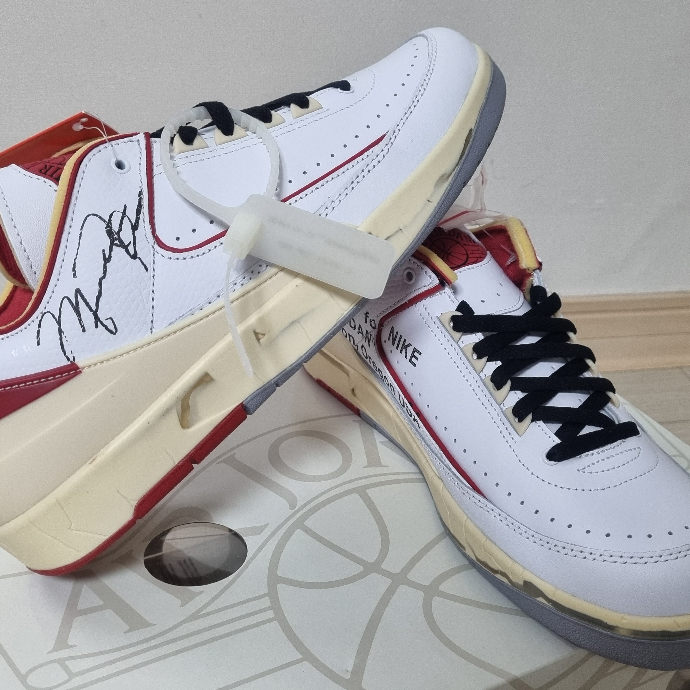 Jordan 2 x Off-White Retro Low SP White and Varsity Red 착용 스타일 - 2