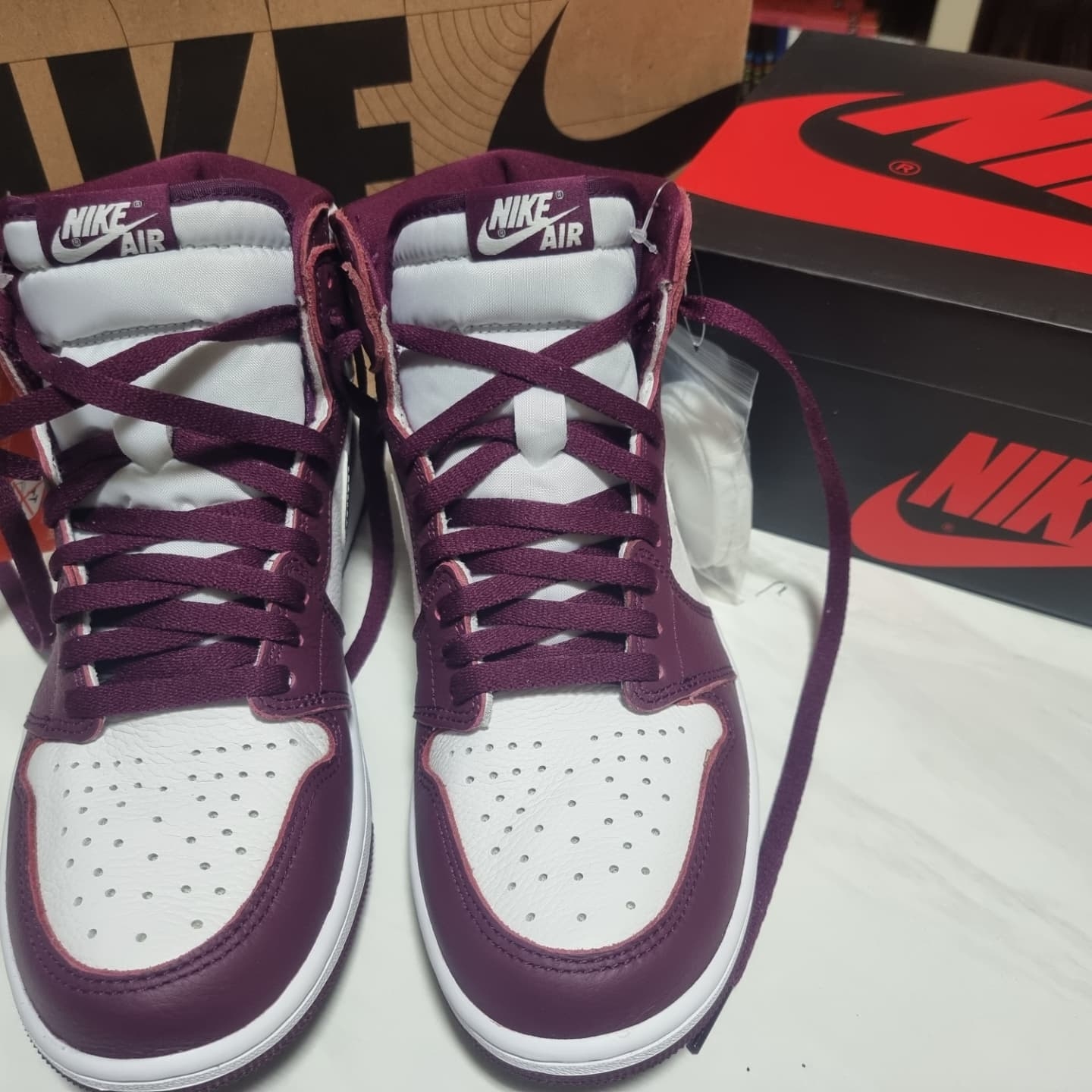 Jordan 1 Retro High OG Bordeaux 착용 스타일 - 3