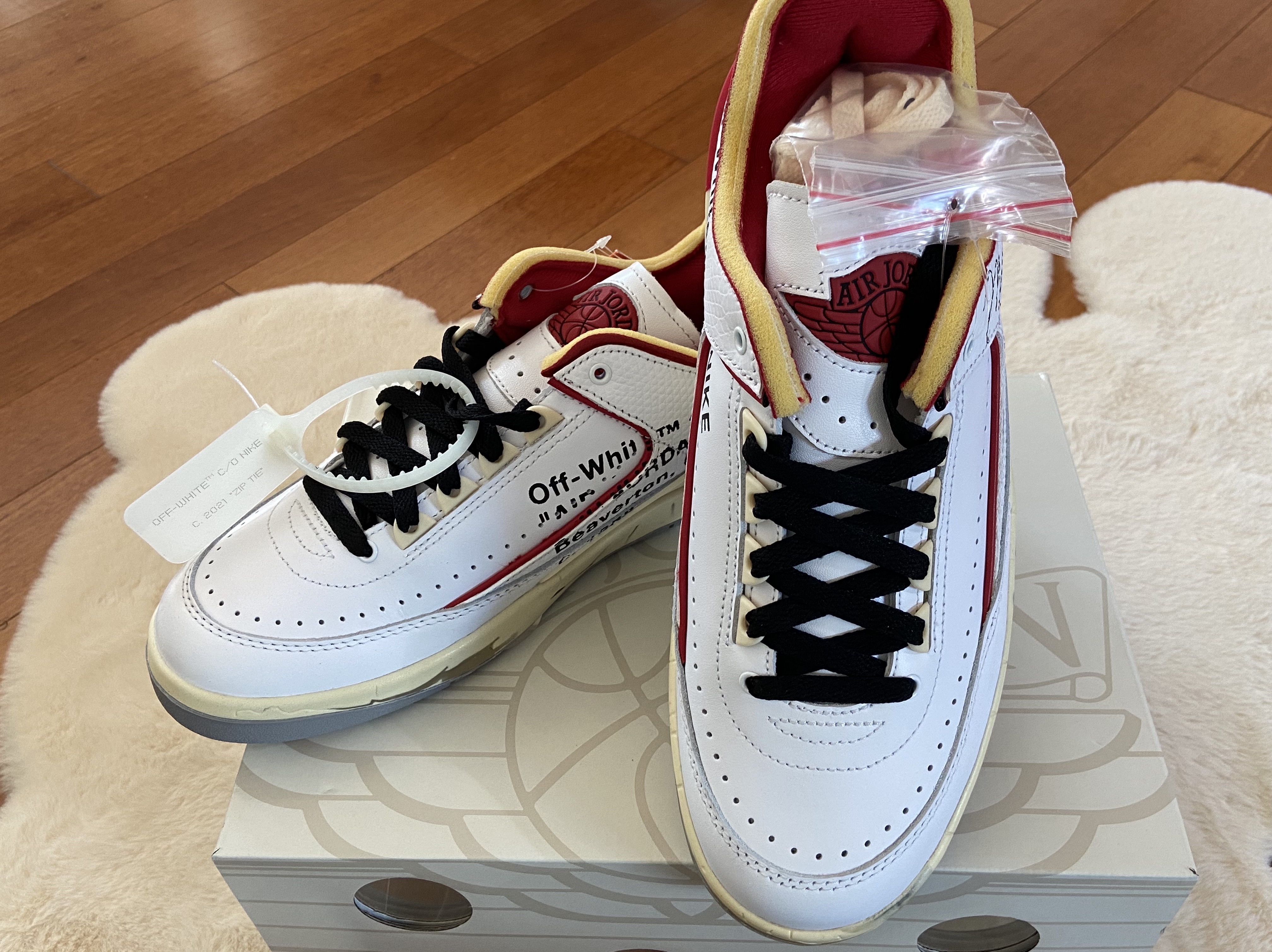 Jordan 2 x Off-White Retro Low SP White and Varsity Red 착용 스타일 - 2