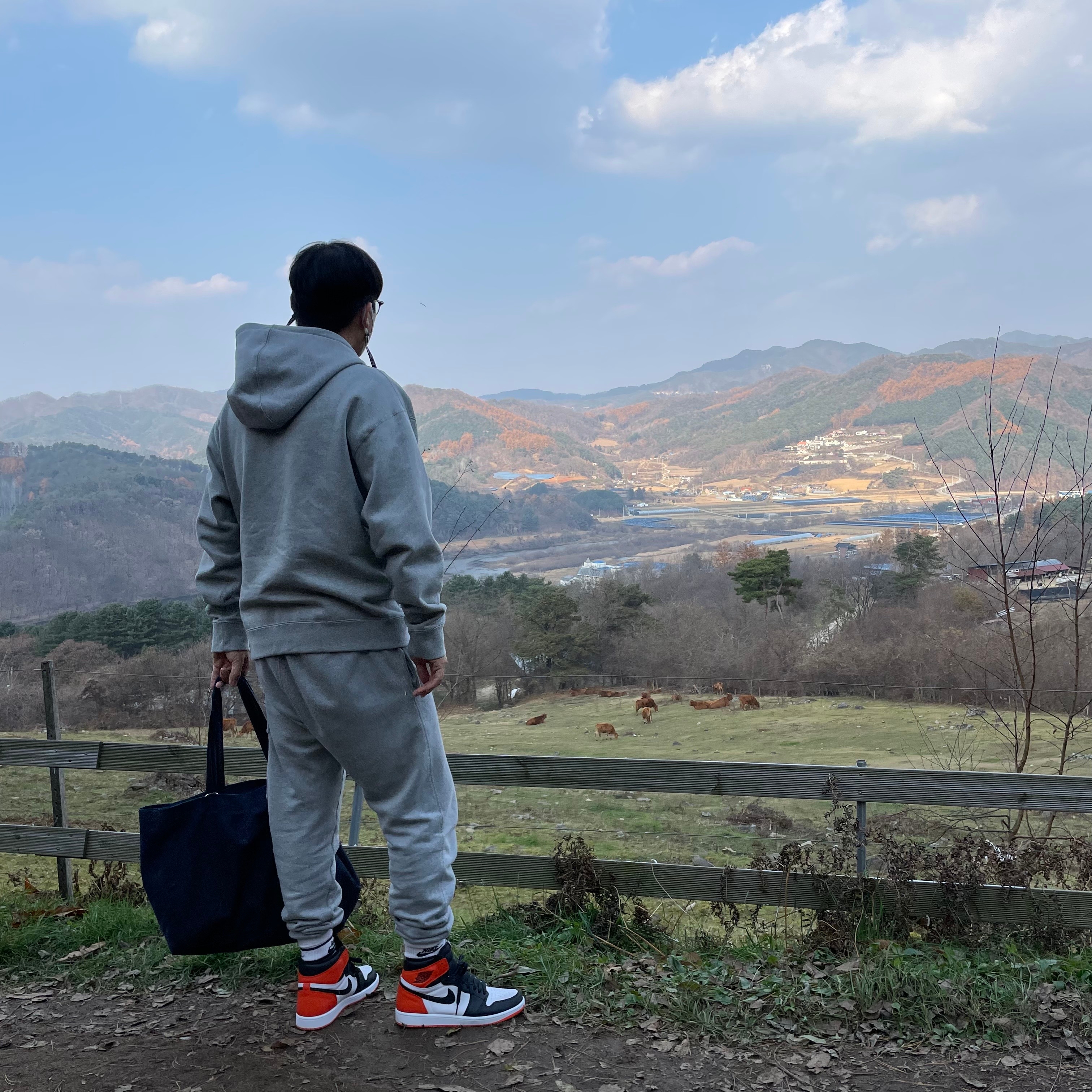 Jordan 1 Retro High OG Electro Orange, Nike NRG Solo Swoosh Fleece Hoodie Dark Grey Heather - Asia 착용 스타일 - 3
